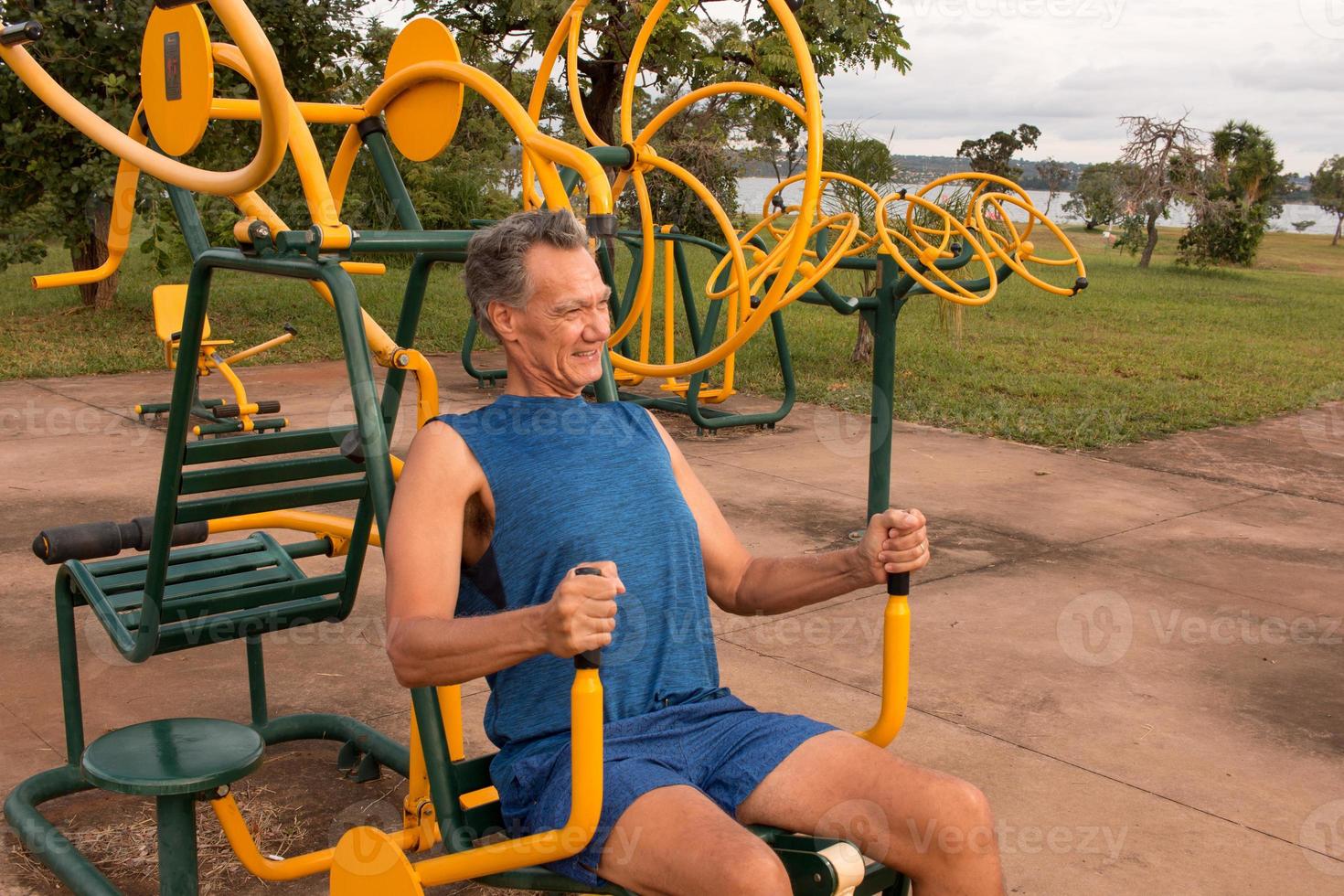 äldre mogen man tränar på en utomhus fitnesspark i parque das garcas, brasilien foto