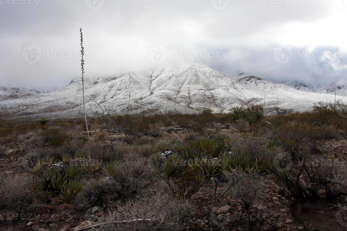 franklinbergen på västsidan av el paso, texas, täckta av snö med utsikt mot transbergsvägen foto