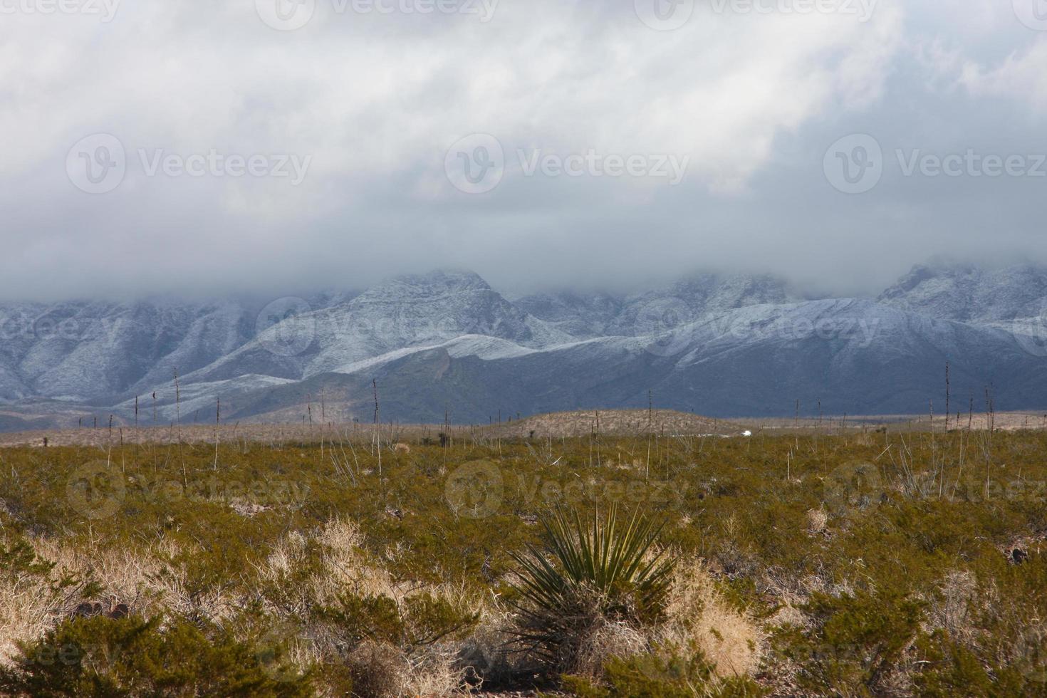 franklinbergen på västsidan av el paso, texas, täckta av snö med utsikt mot transbergsvägen foto