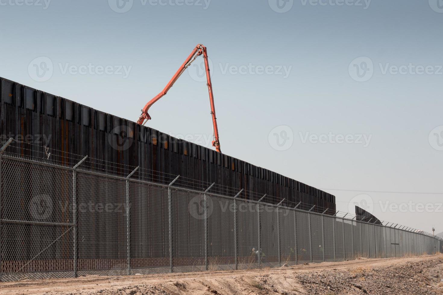 staket längs den amerikanska, mexikanska gränsen i el paso, texas foto