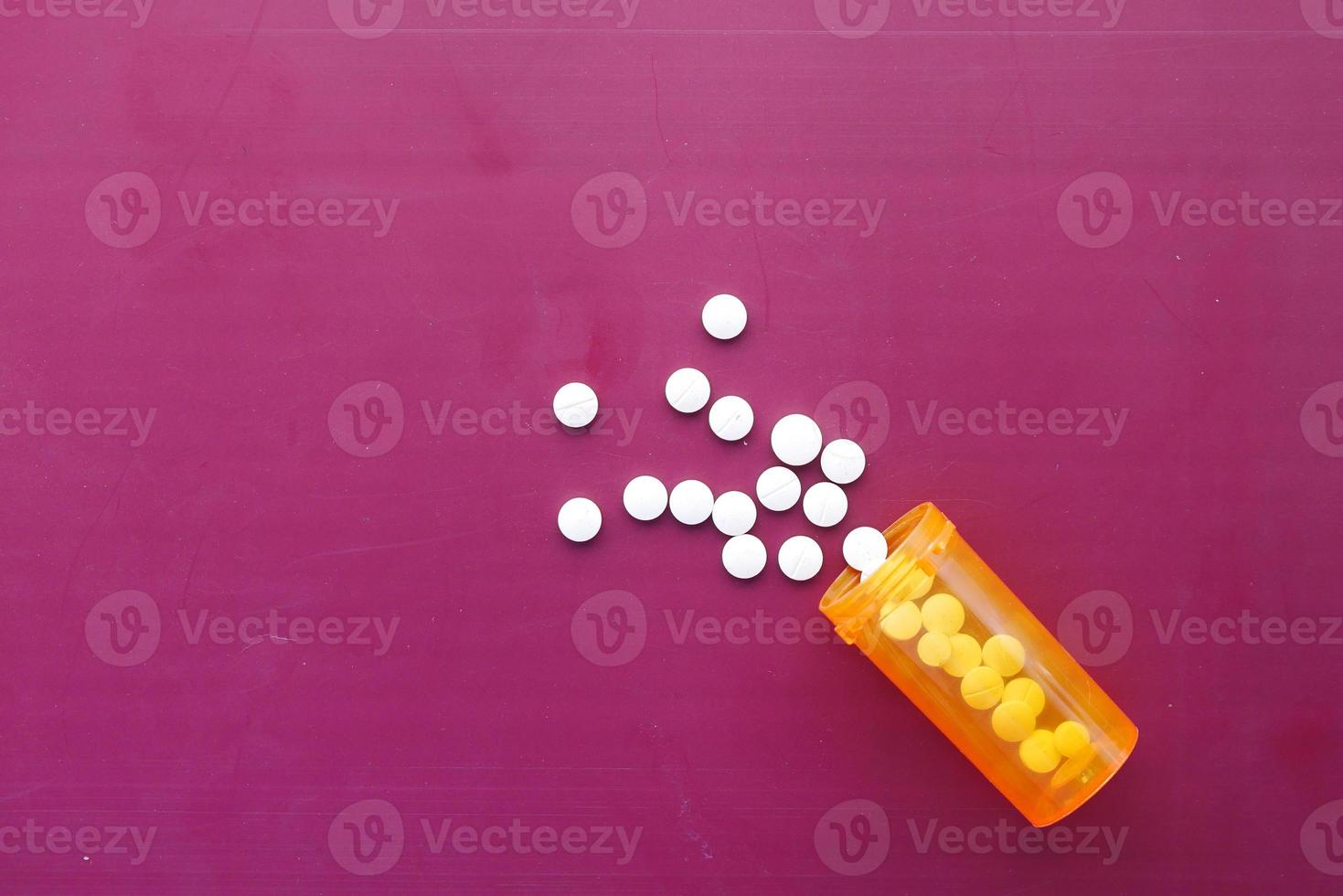 vit färg medicinska piller spilla på rosa foto