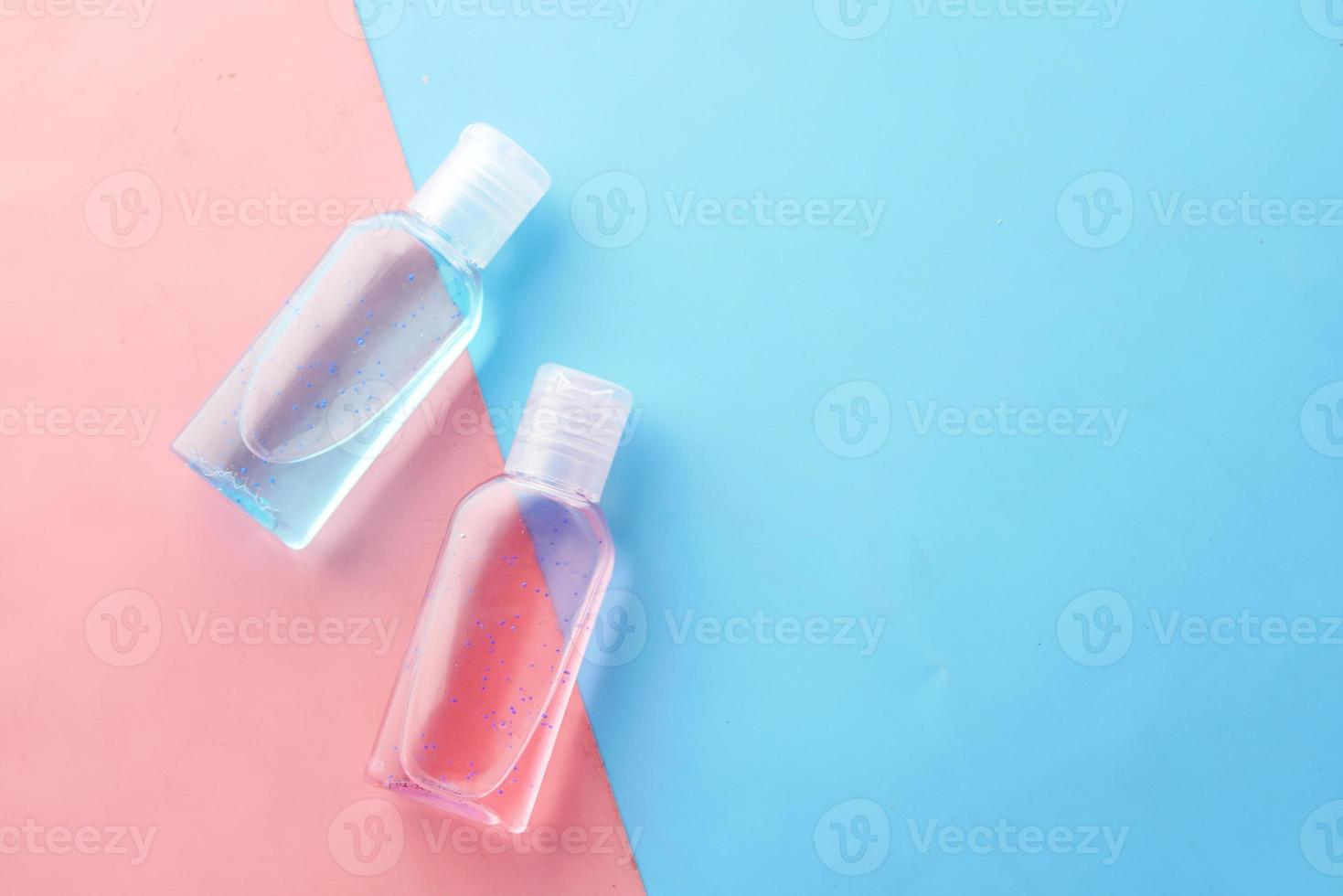 handdesinfektionsmedel vätska i en plastflaska på färgbakgrund foto