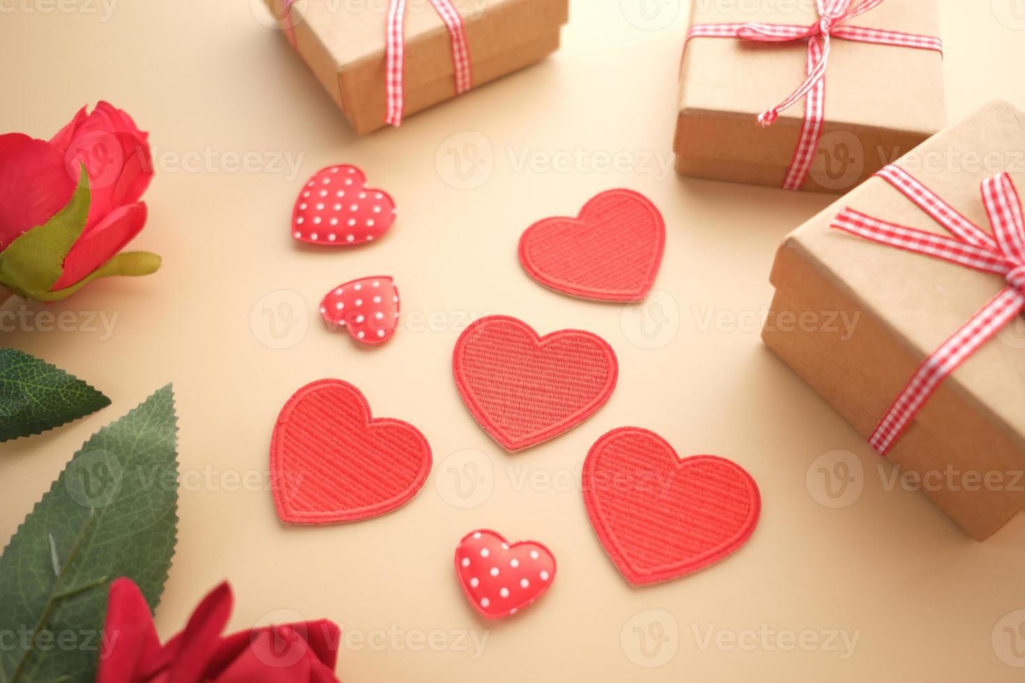 närbild av hemgjord presentförpackning och hjärtformsymbol på bordet foto