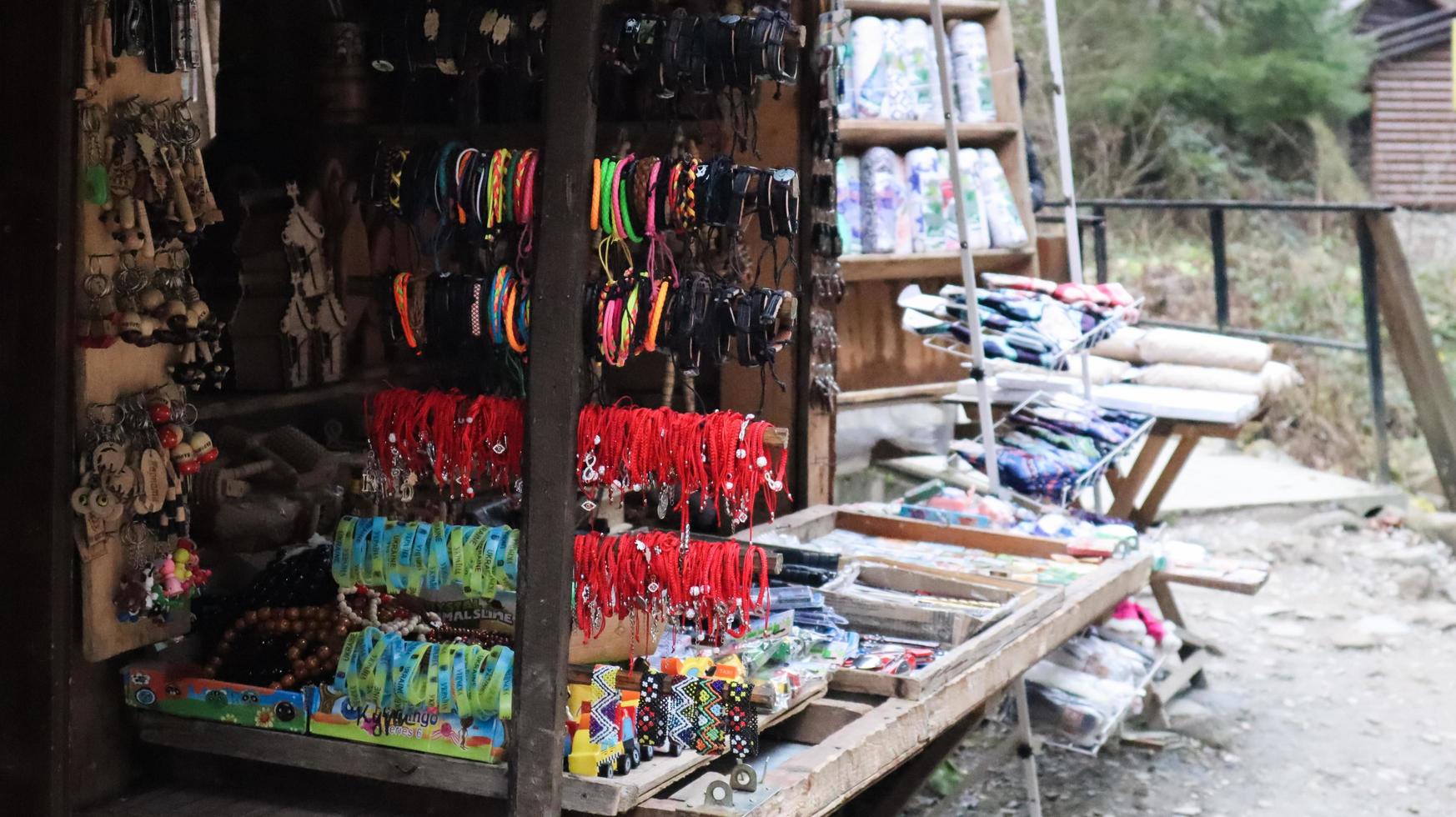 souvenirmarknad i yaremche med traditionella karpatiska handgjorda kläder, örter och träverktyg. ukrainska textilier, stickade strumpor, västar, mössor. Ukraina, Yaremche - 20 november 2019 foto