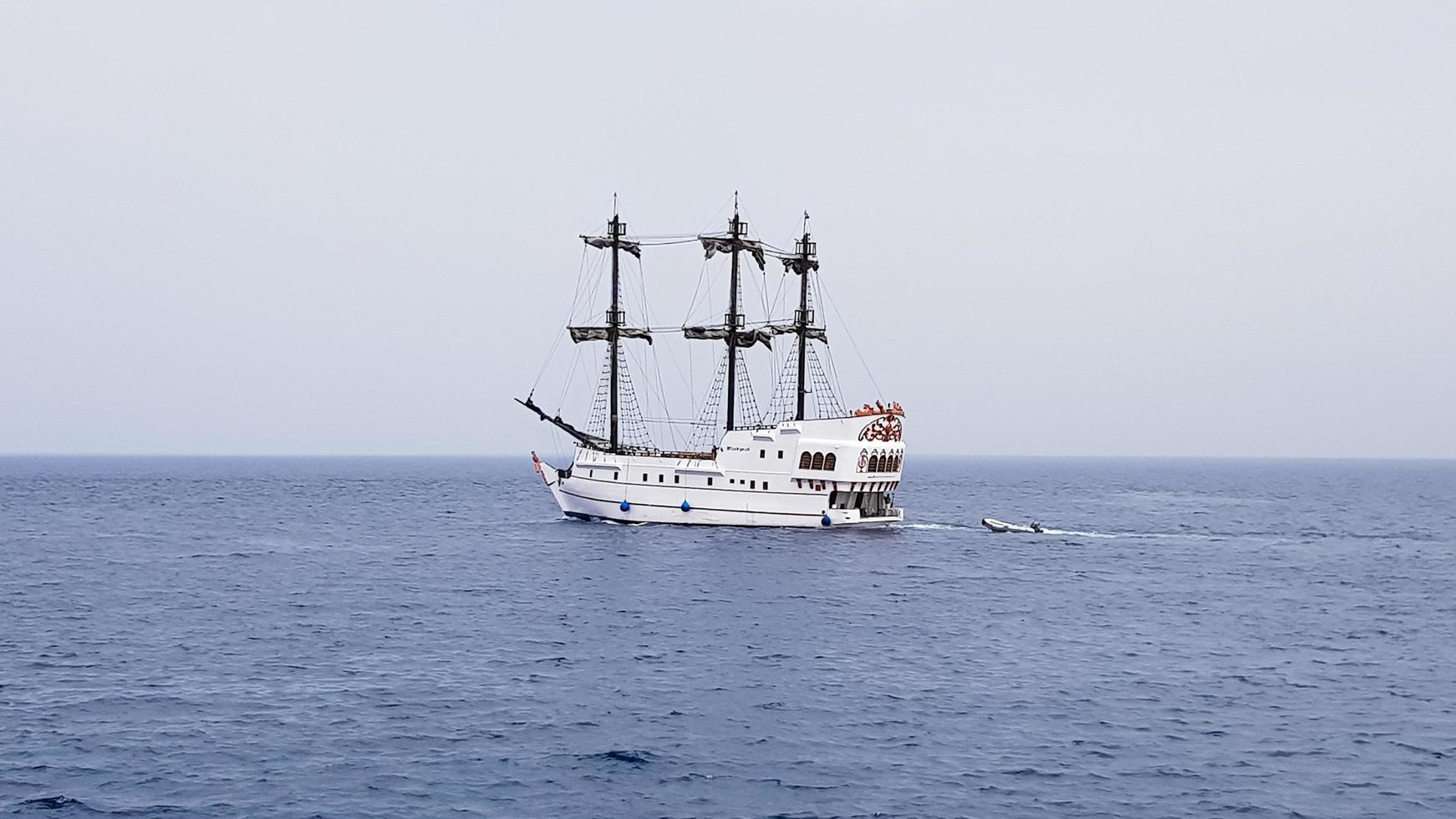 egypten, sharm el sheikh - 20 september 2019. turistkryssningsbåt med turister i Röda havet. röda havets landskap. vita yachter väntar på turister i Egyptens azurblå vatten. foto