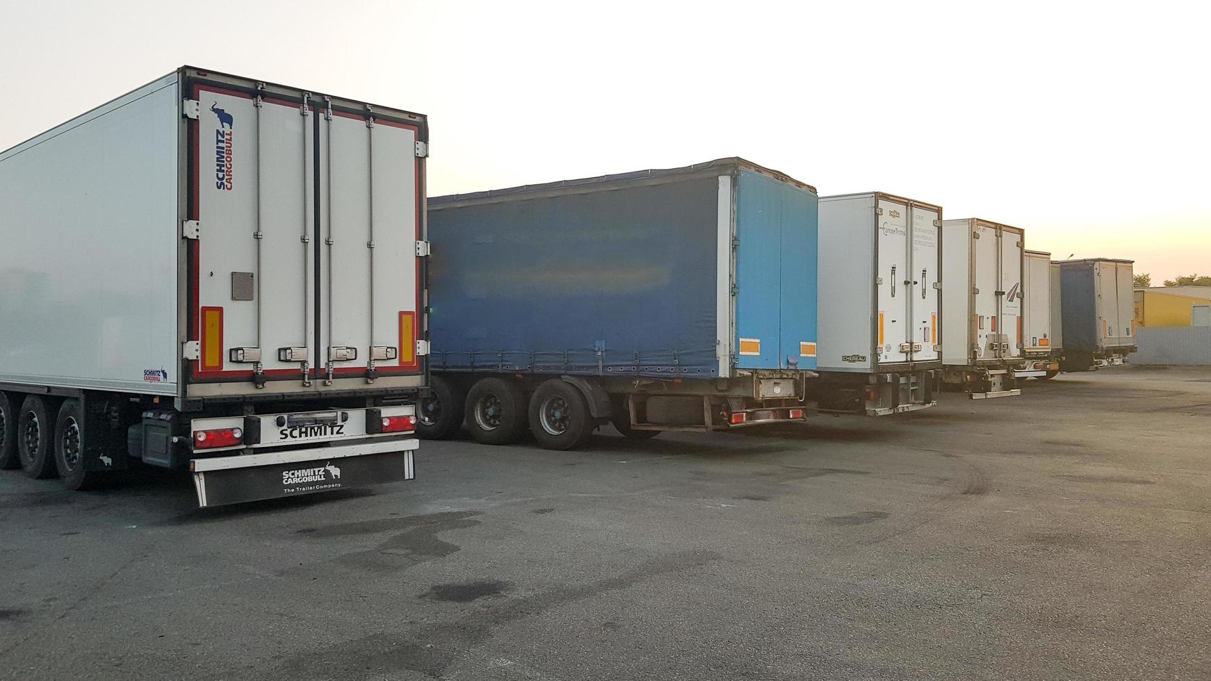 ukraina, kiev - 8 september 2019. lastbilsflotta med släp, parkering på logistikterminalens territorium foto