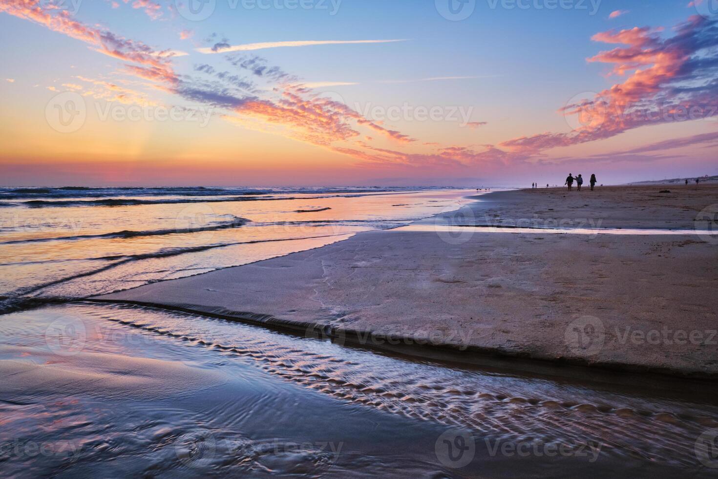 atlanten hav solnedgång med böljande vågor på fonte da Telha strand, portugal foto