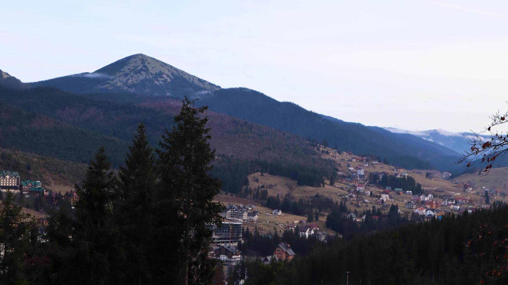 färgglada höstlandskap i en bergsby. dimmig morgon i Karpaterna. ukraina, europa. vackra kullar och hus. skönhetens värld. bergsutsikt på hösten. vackert naturlandskap. foto