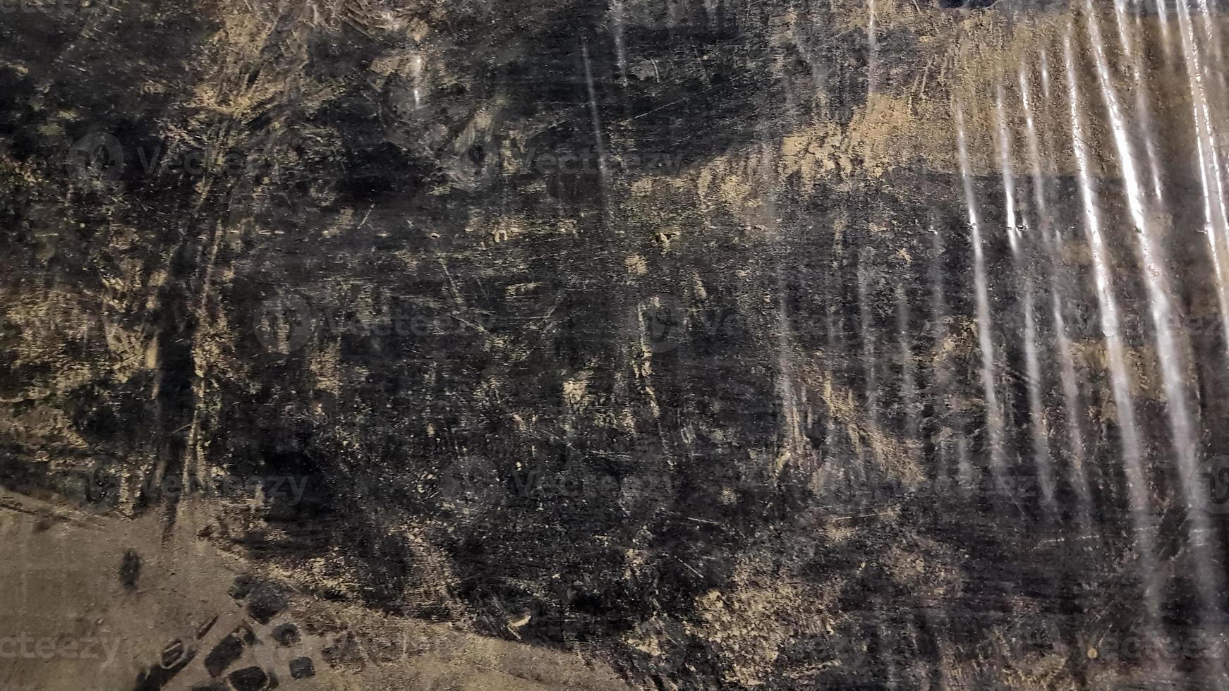 abstrakt bakgrund av smutsig svart polyeten i dammet. kopieringsutrymme. foto