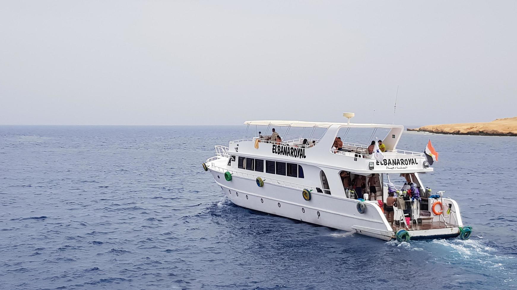 egypten, sharm el sheikh - 20 september 2019. turistkryssningsbåt med turister i Röda havet. röda havets landskap. vita yachter väntar på turister i Egyptens azurblå vatten. foto