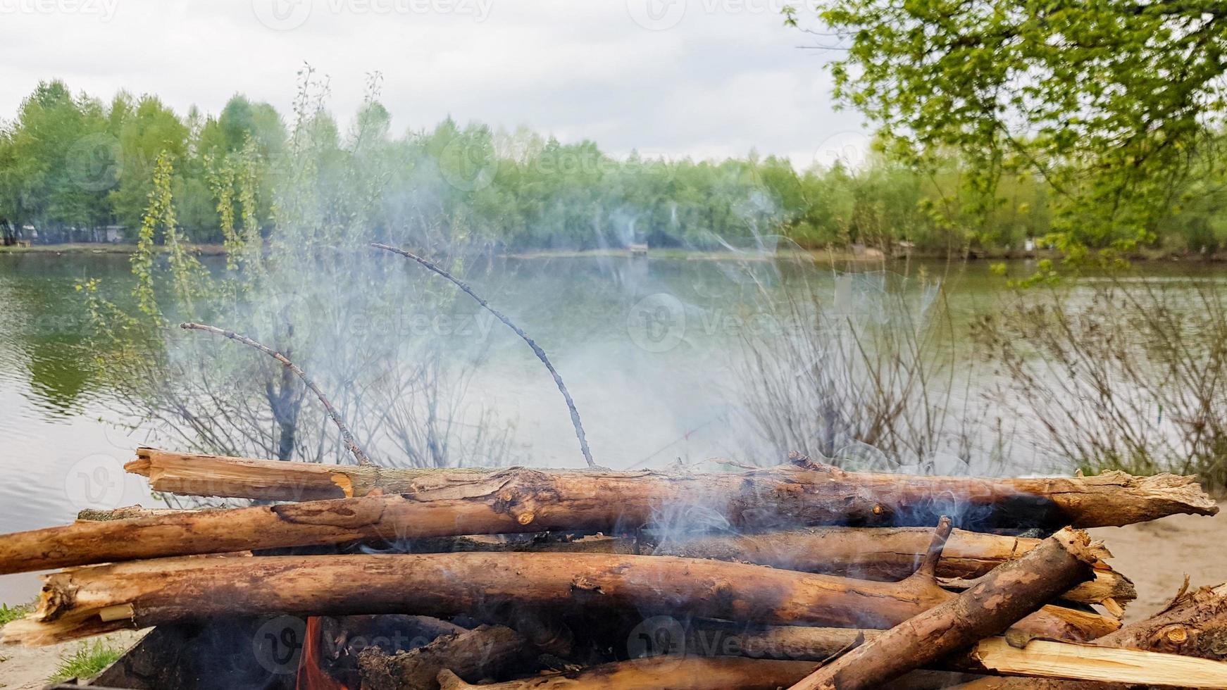 vacker röd eld från ved. lågor eldar förberedelse för matlagning grill. brazier på naturen bbq foto