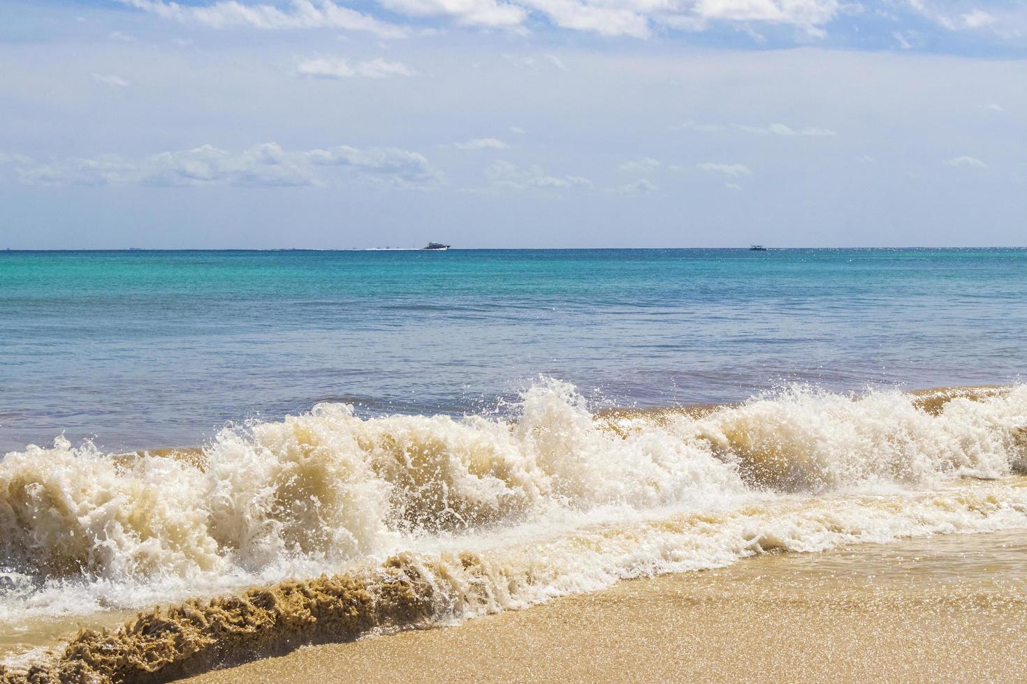 tropisk mexikansk strand vågor turkost vatten playa del carmen mexico. foto