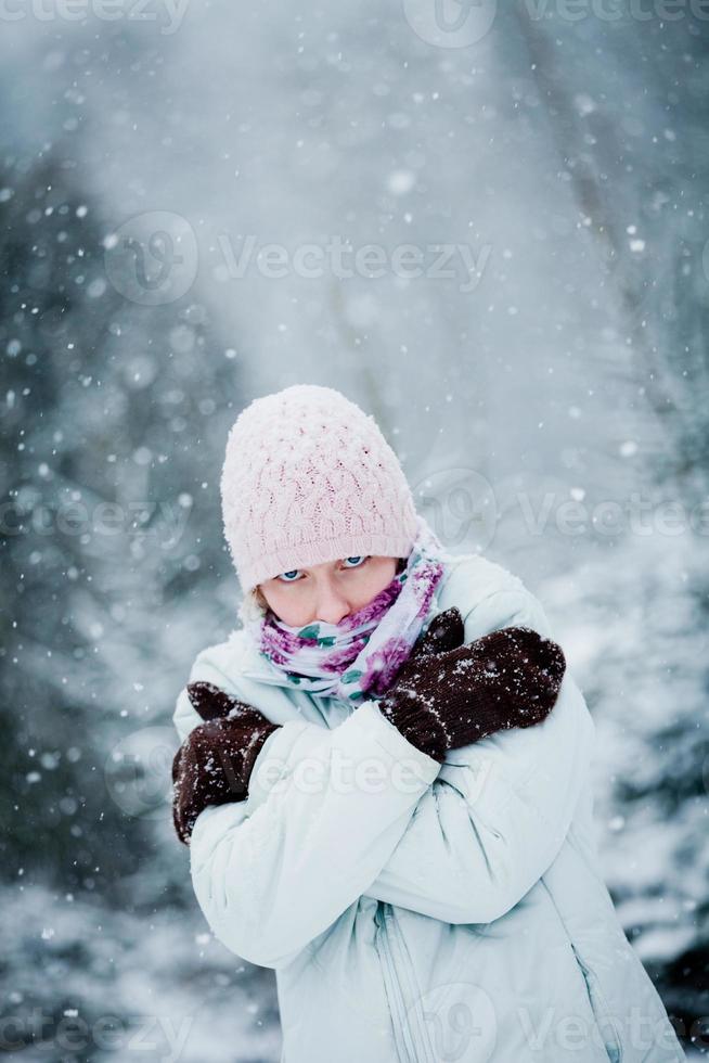 frysning kvinna under en kall vinterdag foto