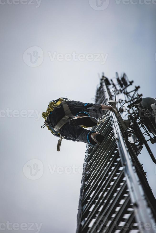 telekomarbetare klätterantenntorn foto