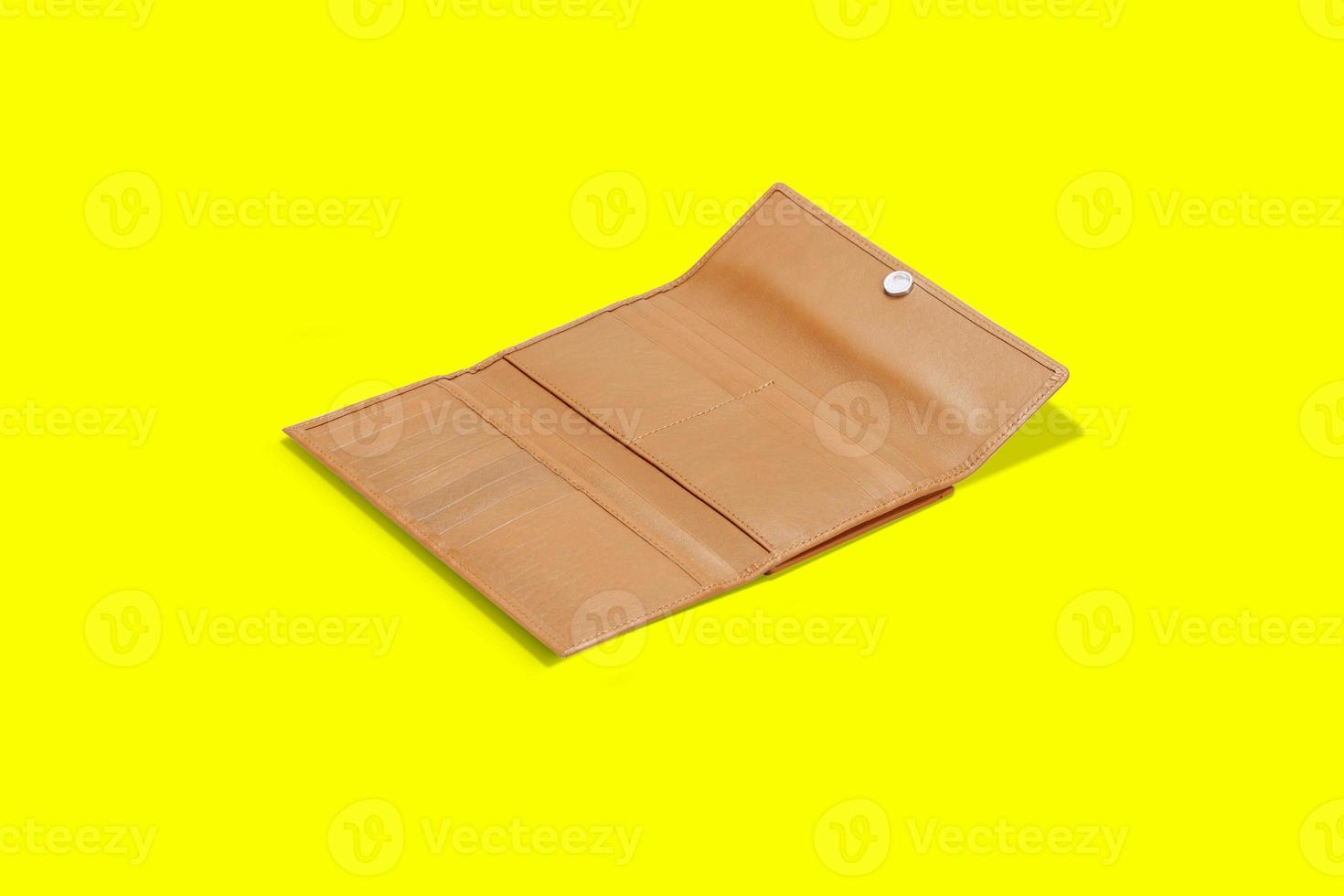 fashionabla läder kvinnors plånbok på en gul bakgrund. lagt till kopieringsutrymme för text. foto