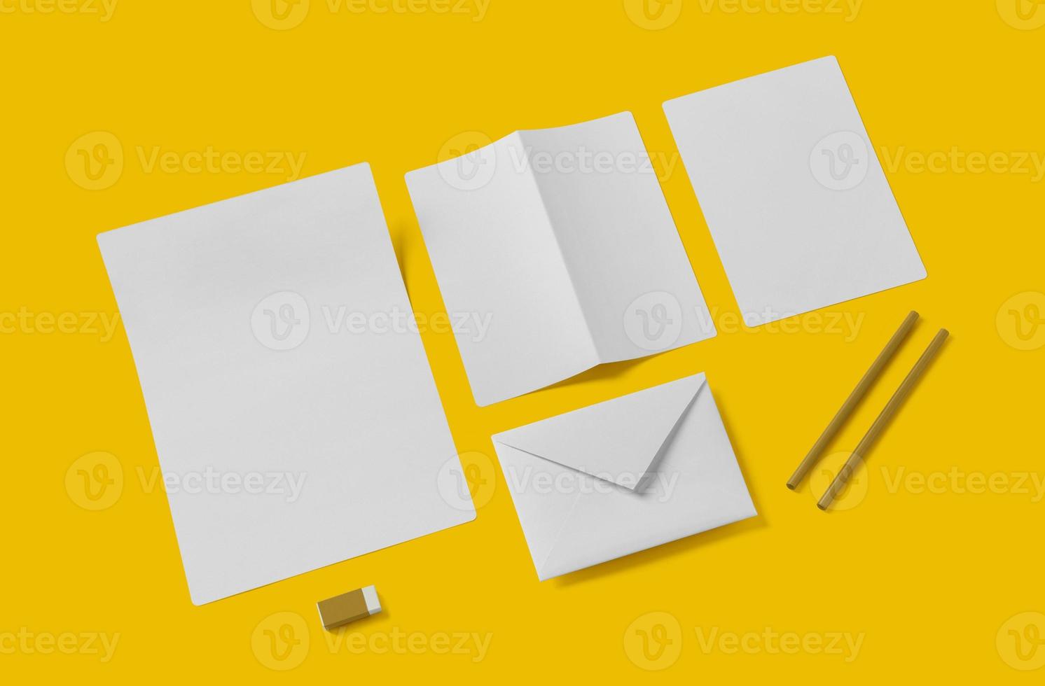 vit tomma brevpapper mock up, lägg till din design. enkel tillbaka till skolan koncept isolerad på gult foto