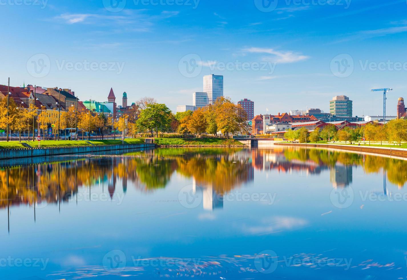 malmö, sveriges skyline reflekteras i vattnet, stadslandskap panorama foto