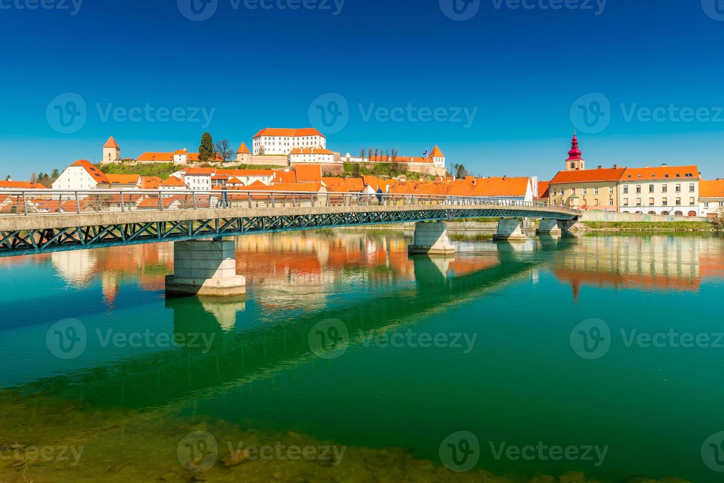 pittoresk panorama av den antika slovenska staden ptuj, slovenien foto