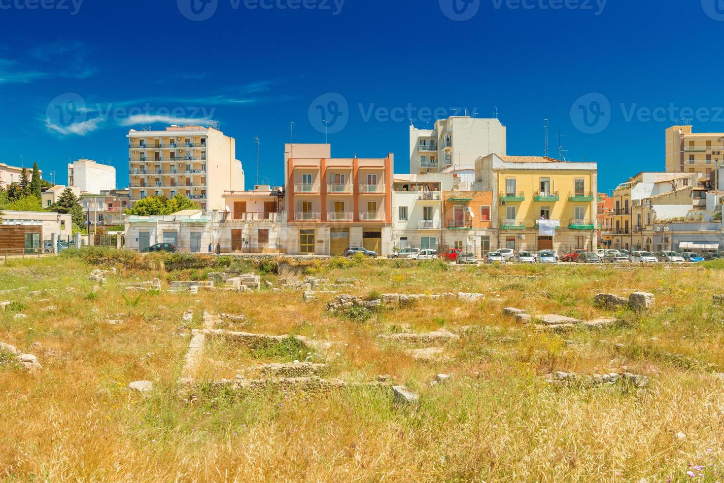 ruinerna av de gamla konstruktionerna täckta med gräs, den centrala delen av Syrakusa, Italien foto