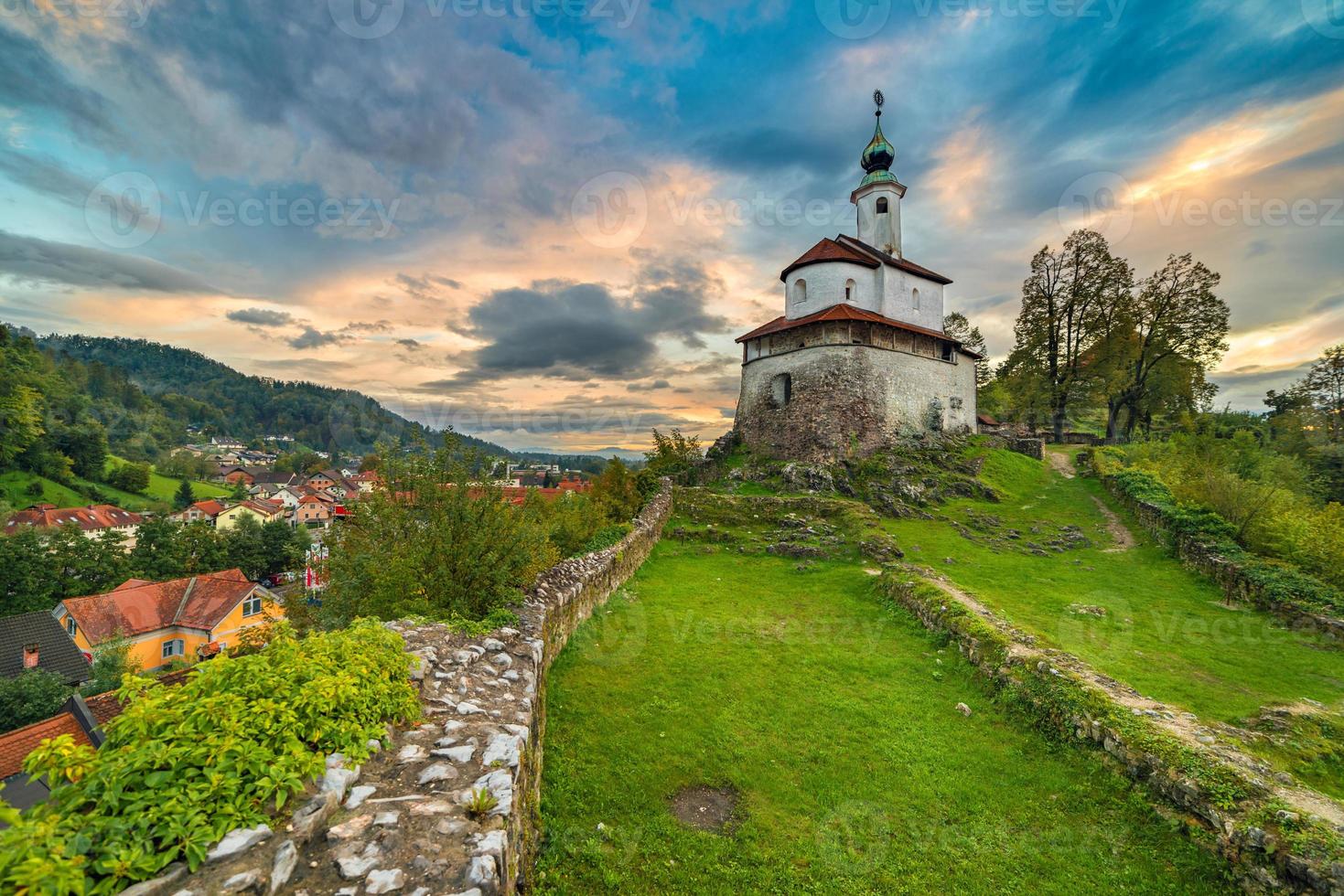 en gammal kyrka på kullen med en dramatisk himmel i bakgrunden foto