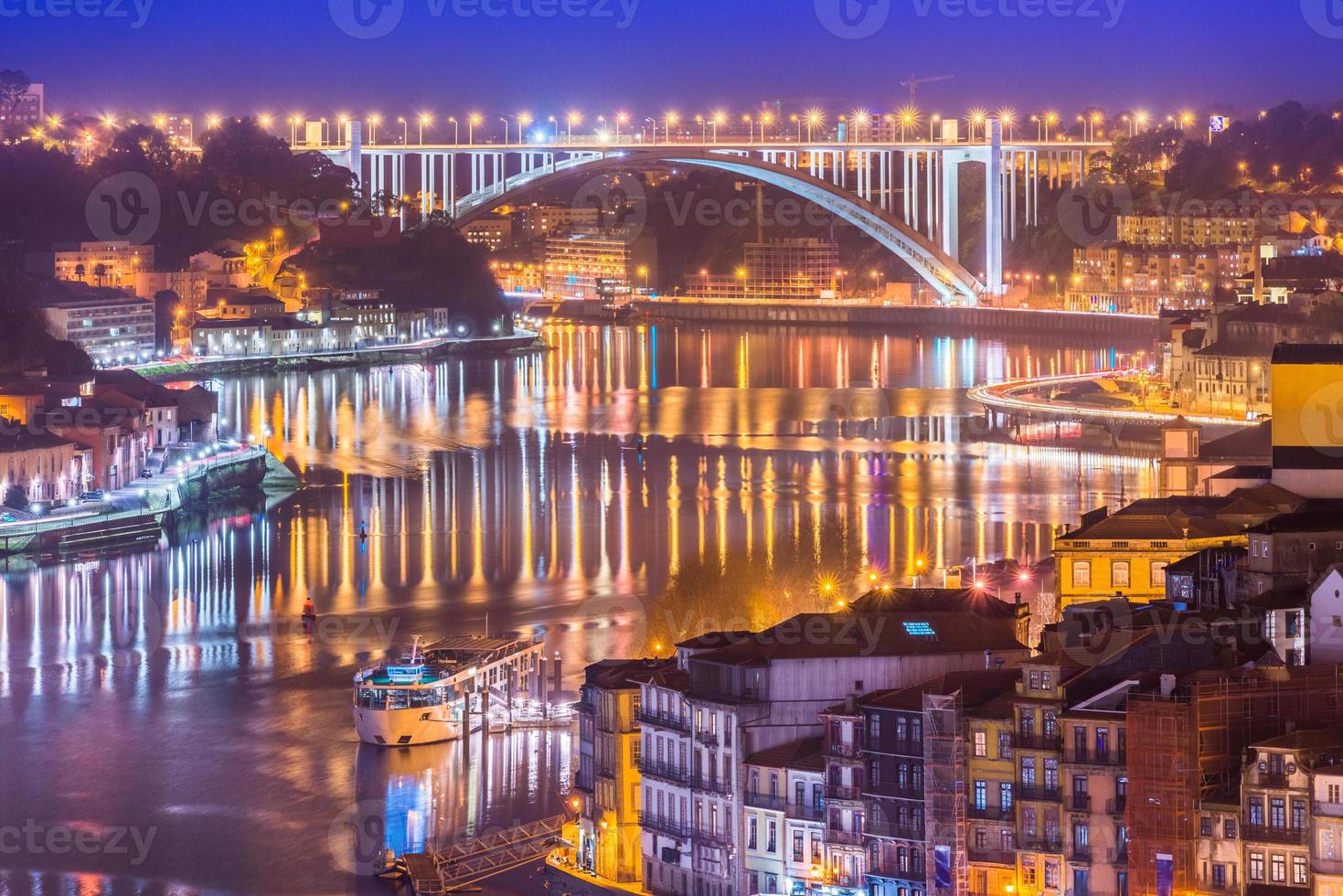 stadsbild av porto och arrabida-bron - ponte da arrabida på natten, dalen av dourofloden, portugal foto