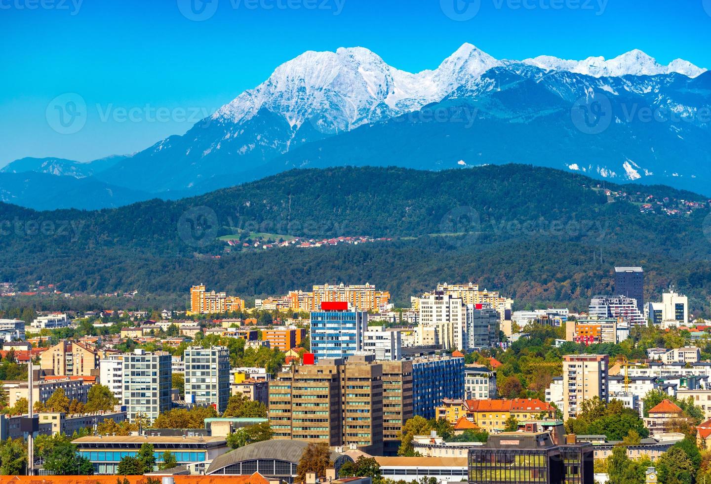 stadsbilden i ljubljana. panoramautsikt över huvudstaden i slovenien foto