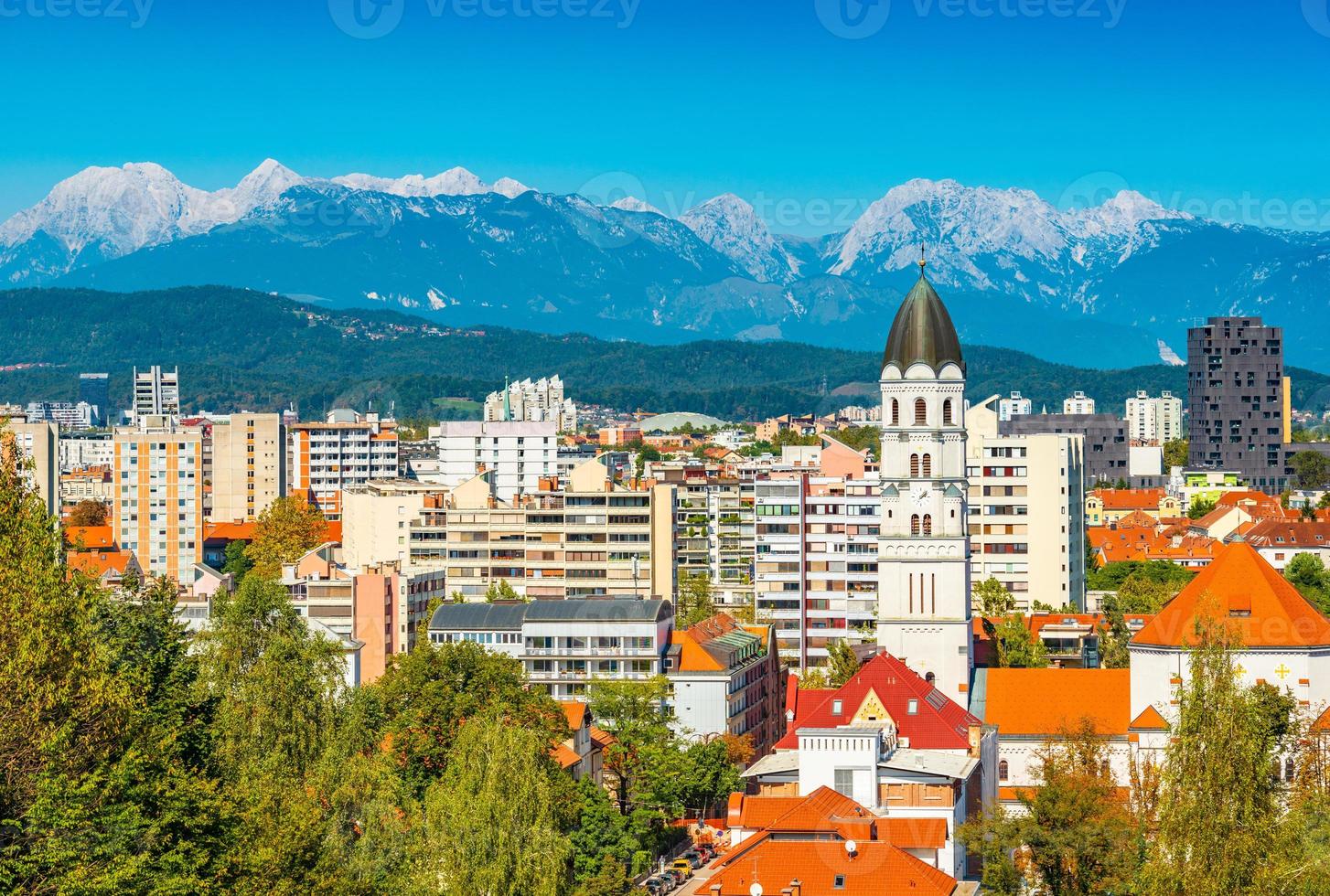 stadsbilden i ljubljana med pittoreska snöiga alperna i bakgrunden, Slovenien foto