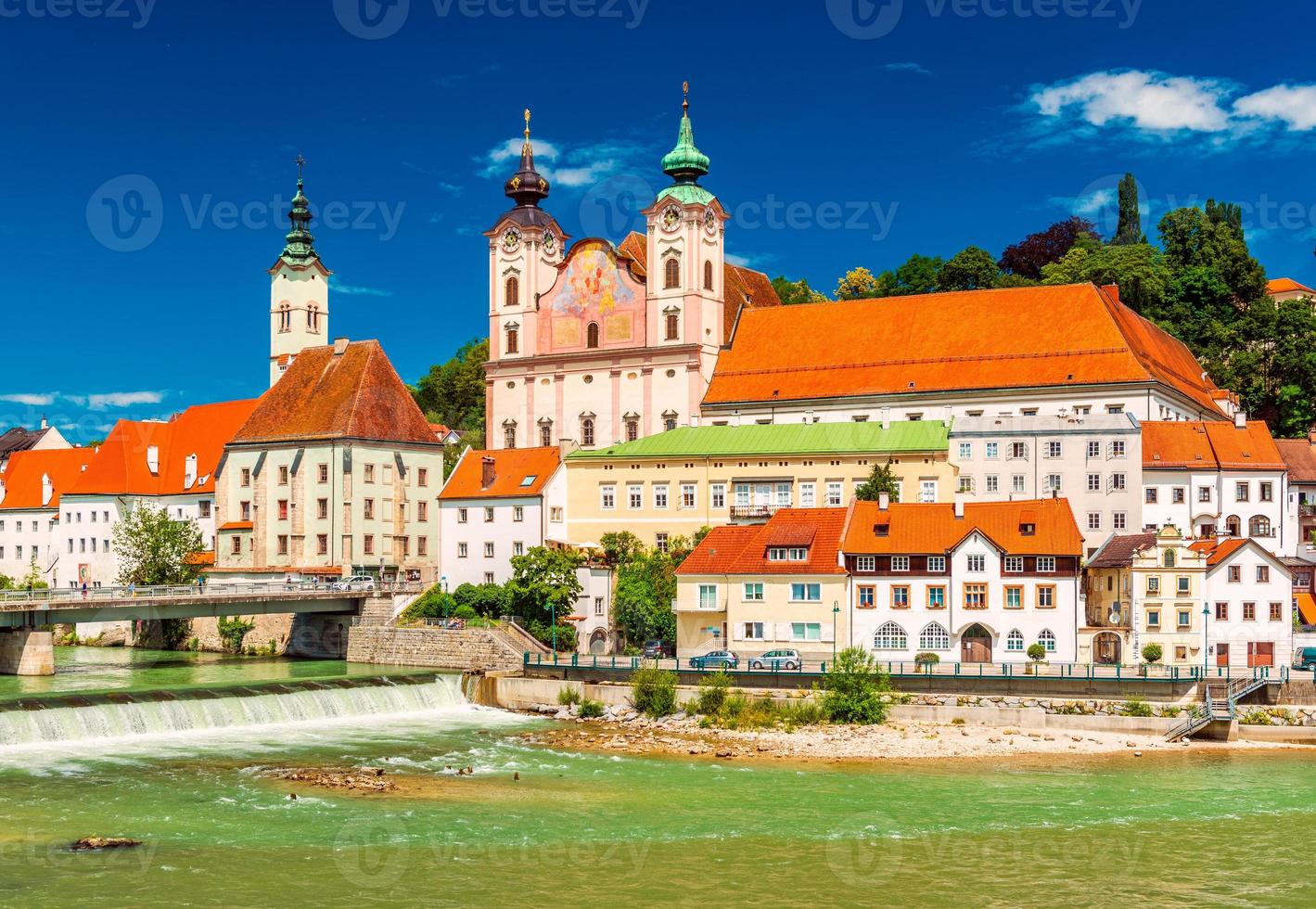 utsikt över Celestine-kyrkan och de omgivande historiska byggnaderna i den lilla österrikiska staden steyr, övre Österrike foto