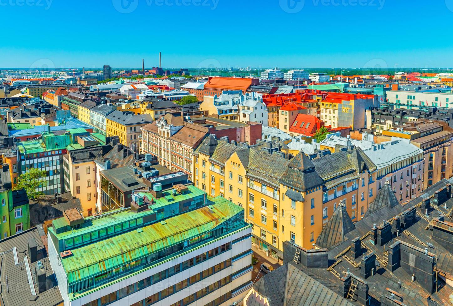 flygpanorama över helsingfors, finland. historiska och moderna byggnader i den centrala delen av staden foto