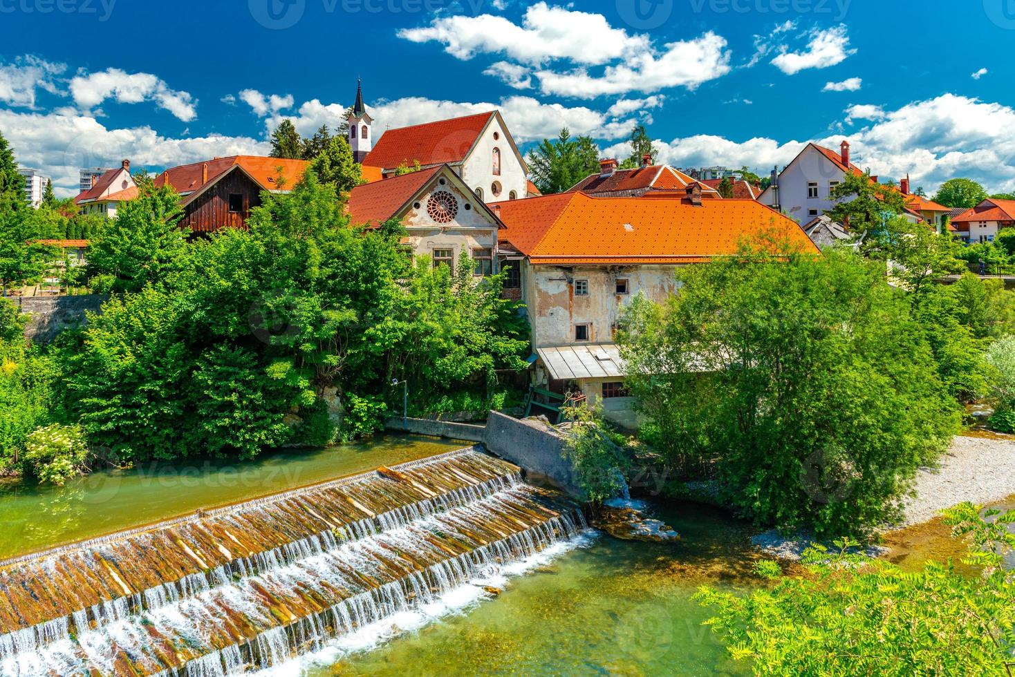 ett litet vattenfall i den antika slovenska staden skofja loka foto