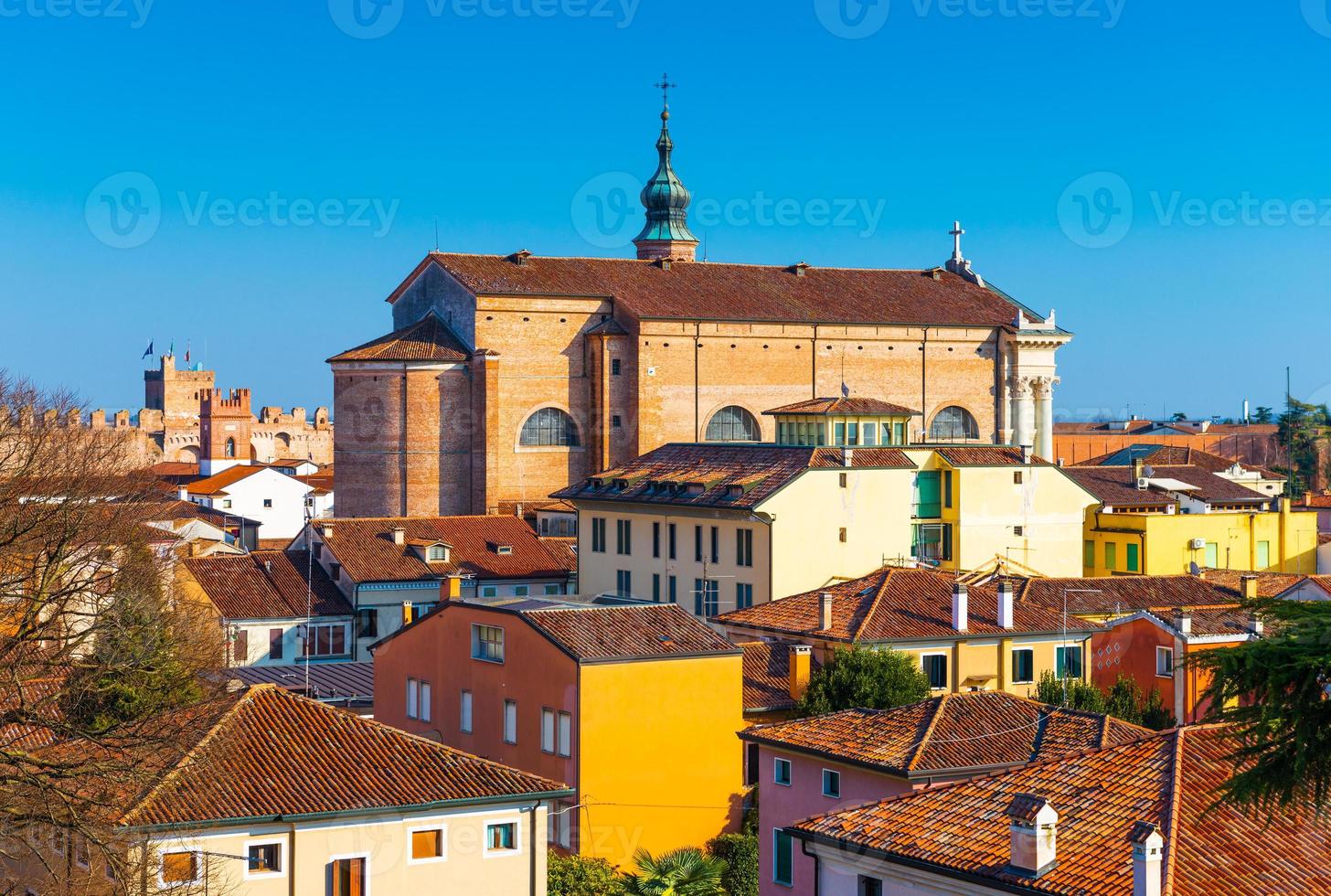 gamla katedralen i centrum av den muromgärdade staden cittadella. panorama av den lilla italienska staden. stadsbilden mot den klarblå himlen, Italien. foto