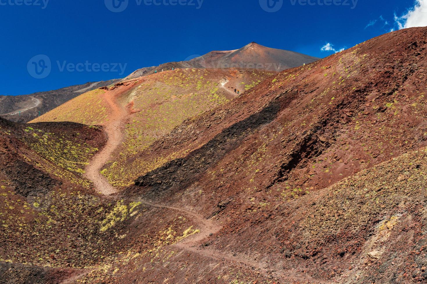 vacker dalgång mellan gigantiska rödbruna lavakullar. Mount Etna, Sicilien, Italien foto