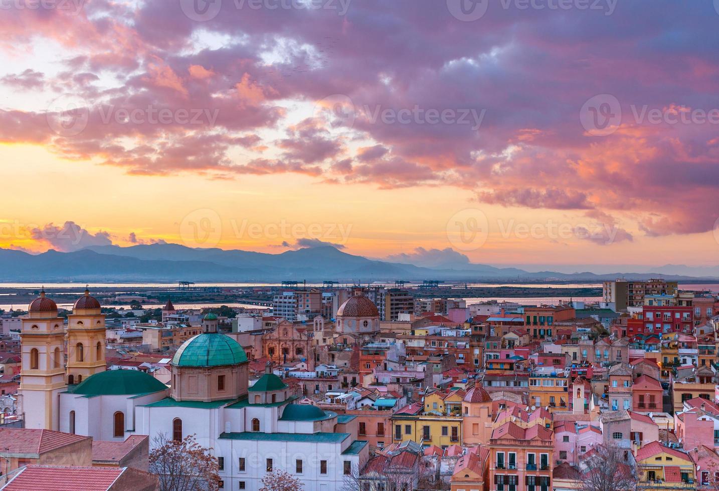 solnedgång på cagliari, kvällspanorama av den gamla stadskärnan i Sardiniens huvudstad, utsikt över den gamla katedralen och färgade hus i traditionell stil, Italien foto