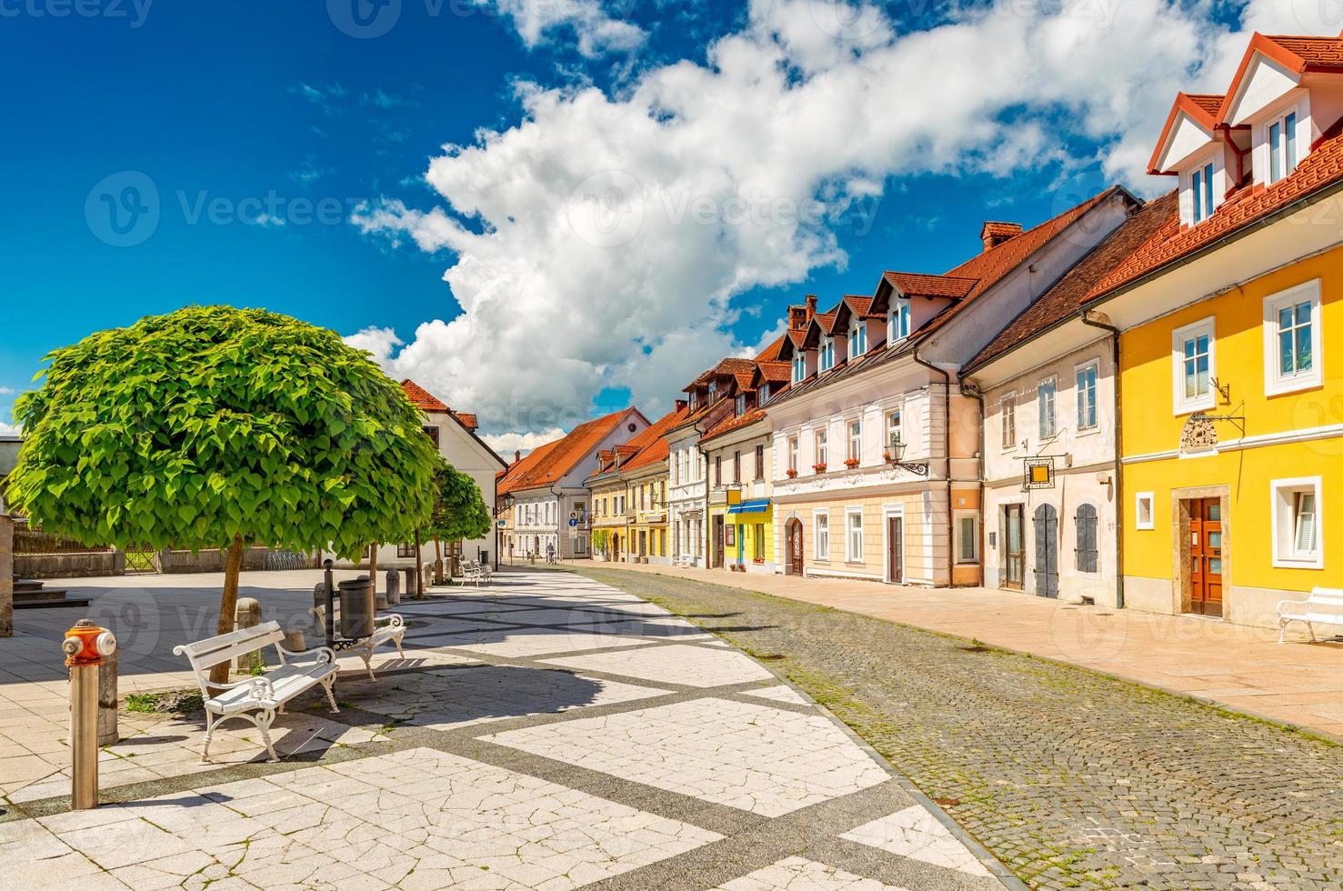 utsikt över huvudgatan i kamnik, en liten historisk stad i Slovenien foto