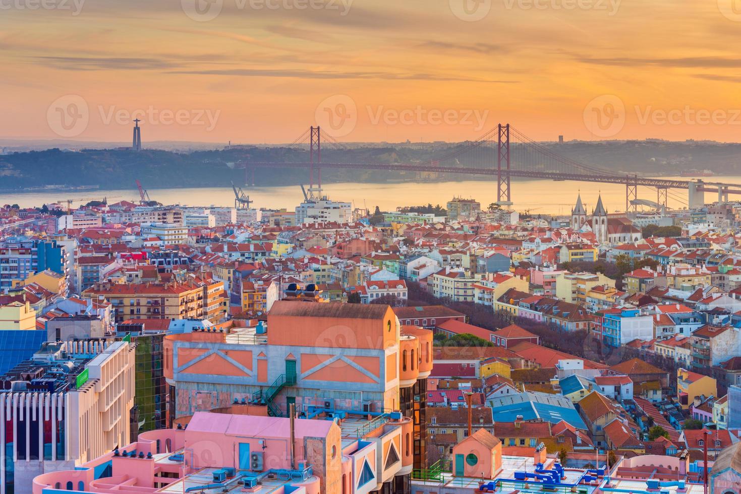 panoramautsikt över Lissabon vid solnedgången, Portugal foto