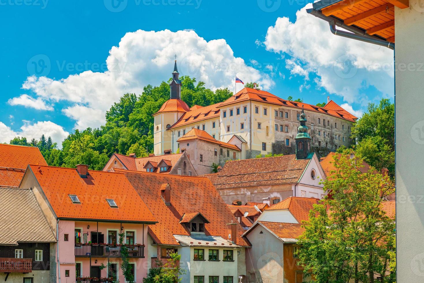 pittoresk stadsbild av skofja loka, en liten historisk stad i Slovenien foto