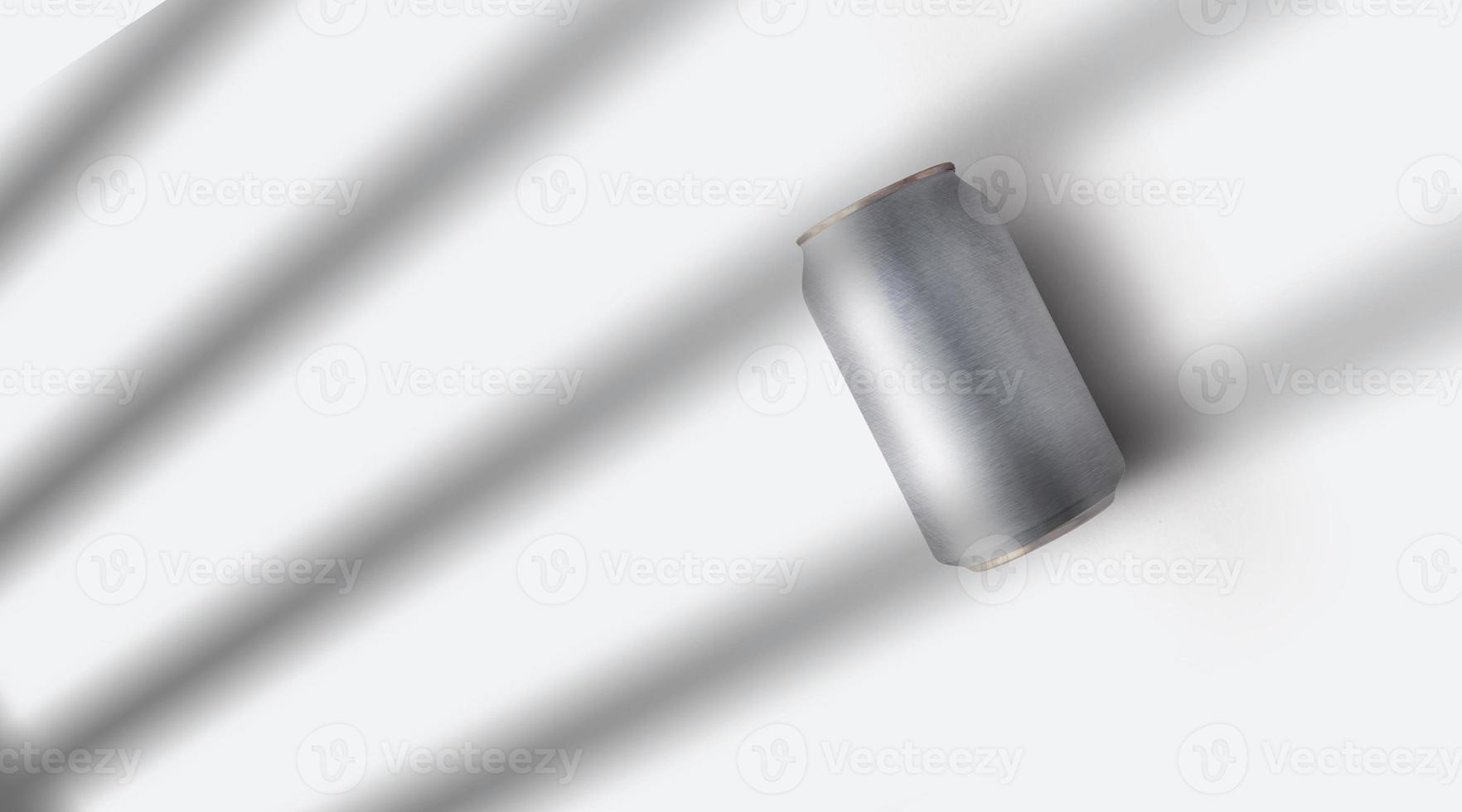 närbild av en vit aluminium plåtburk mall på grå bakgrund. drycker produkt koncept. foto