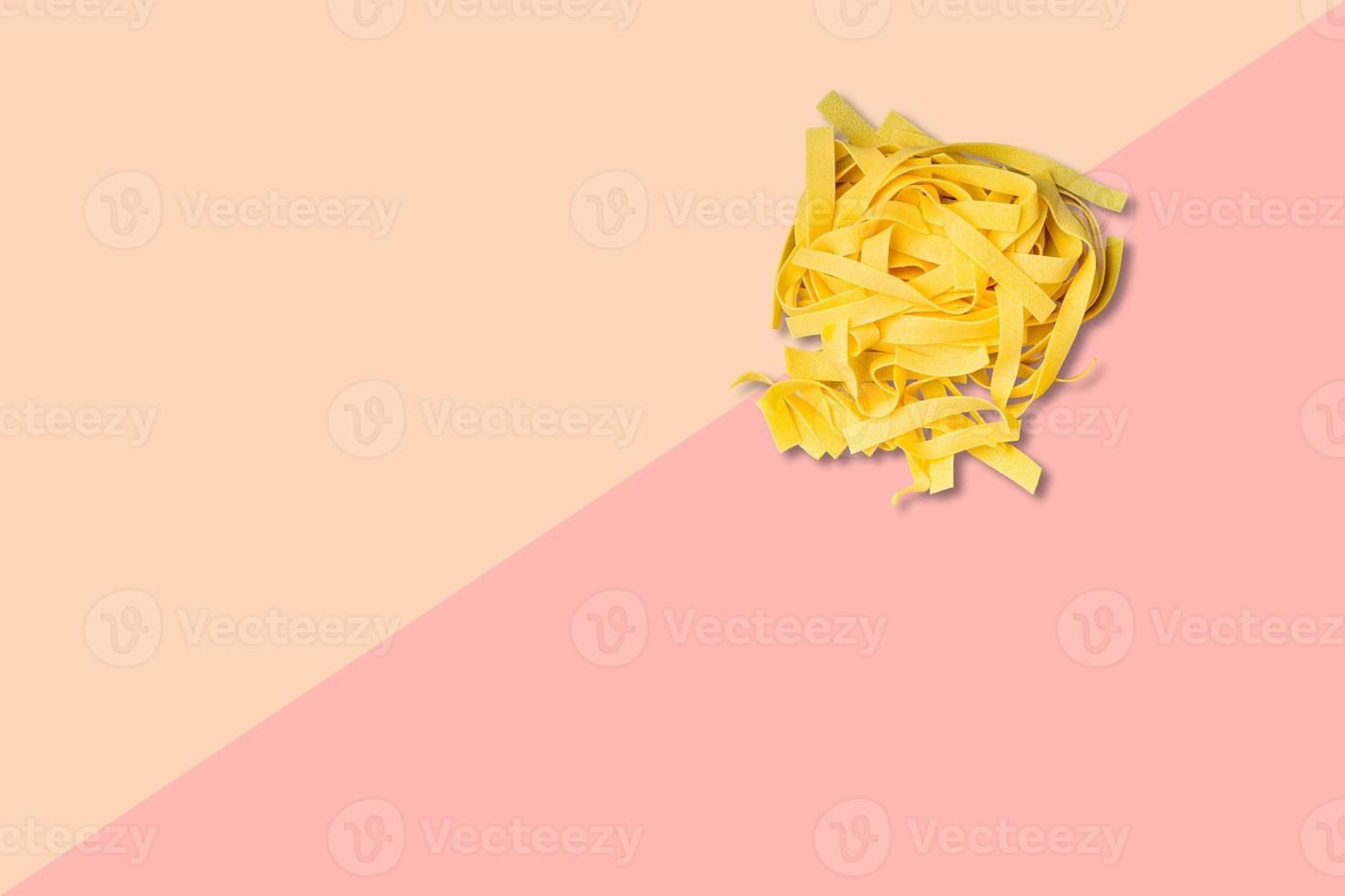 närbild se italiensk rå spagetti isolerad på rosa bakgrund. foto