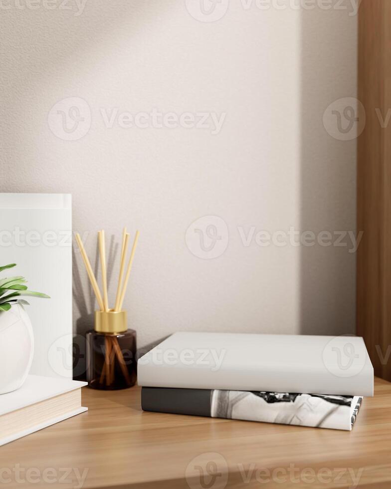 Produkter piedestal på böcker på en trä- tabell mot de vit vägg i en rum. foto