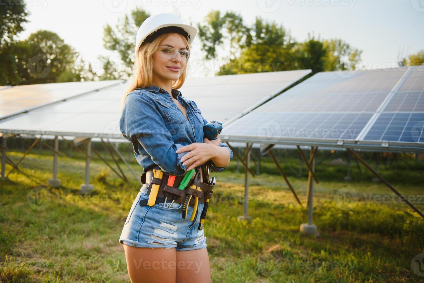 kvinnor ingenjör arbetssätt på kontroll och underhåll Utrustning på grön energi sol- kraft växt foto