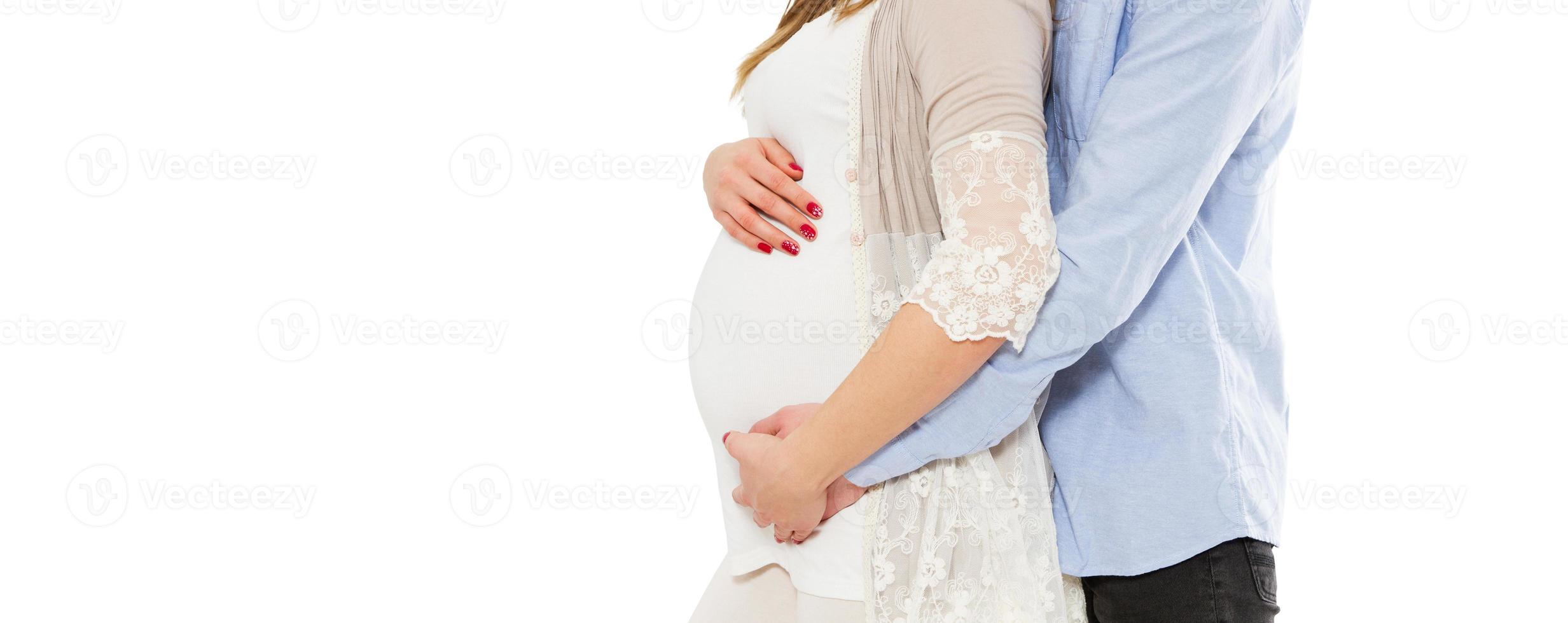 begreppet graviditet, väntar barn, kärlek, omsorg - beskuren bild av ung gravid kvinna och hennes man foto