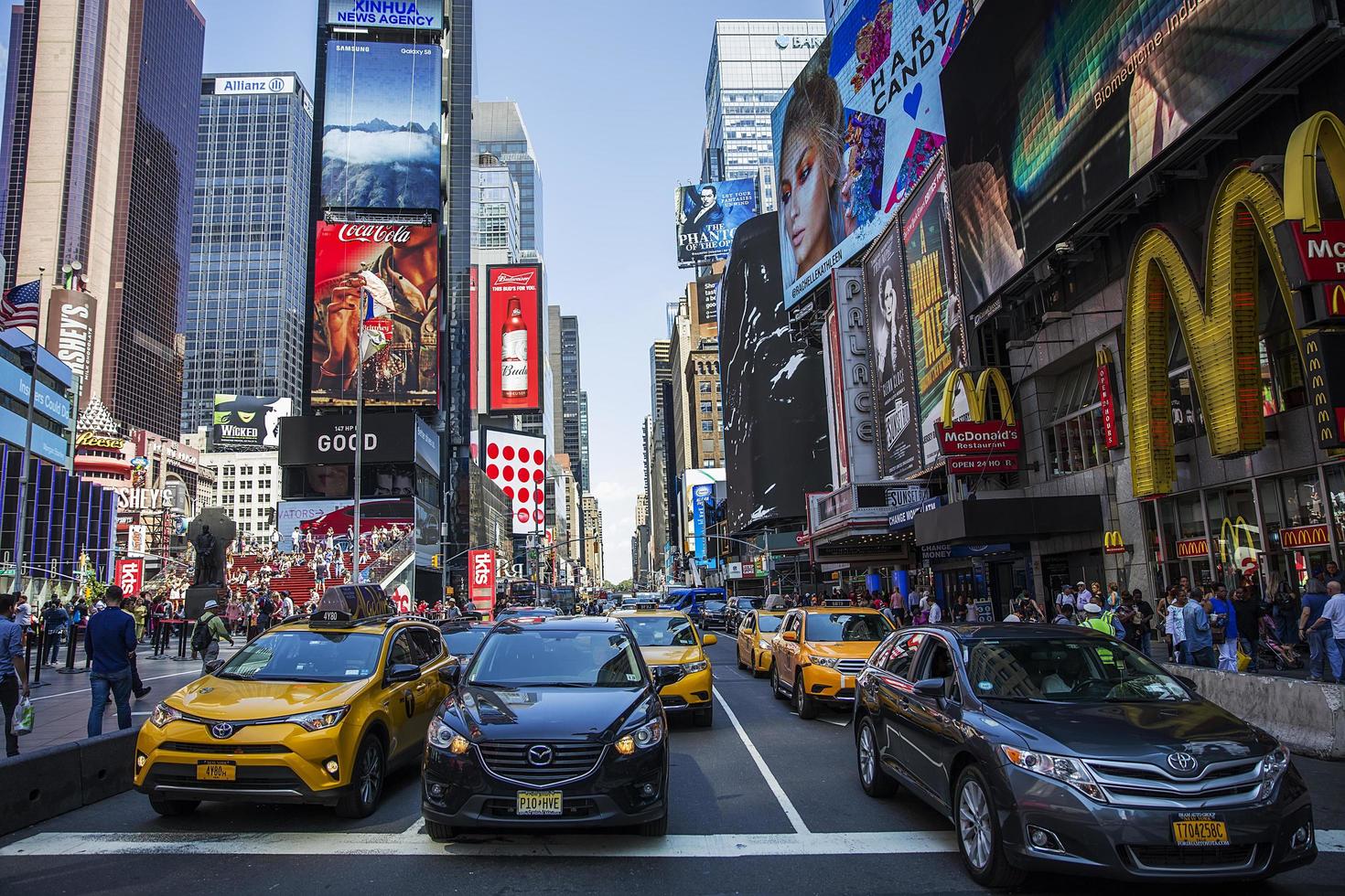 New York, USA, 31 augusti 2017 - Oidentifierade personer på Times Square, New York. times square är den mest populära turistorten i New York City. foto