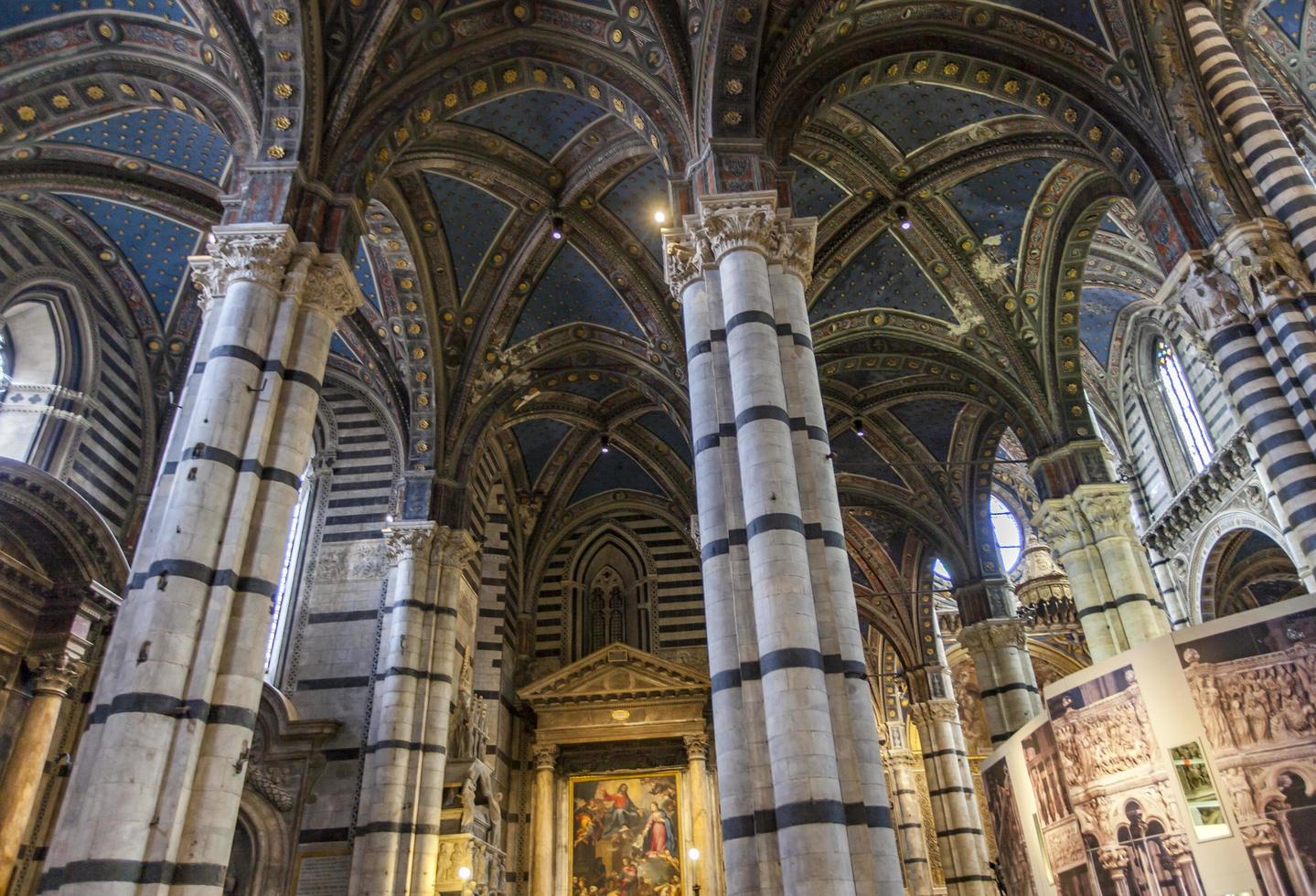 siena, Italien, 21 september 2016 - detalj från katedralen i siena i Italien. siena katedralen är en medeltida kyrka i Italien, tillägnad från dess tidigaste dagar som en romersk-katolsk mariankyrka. foto