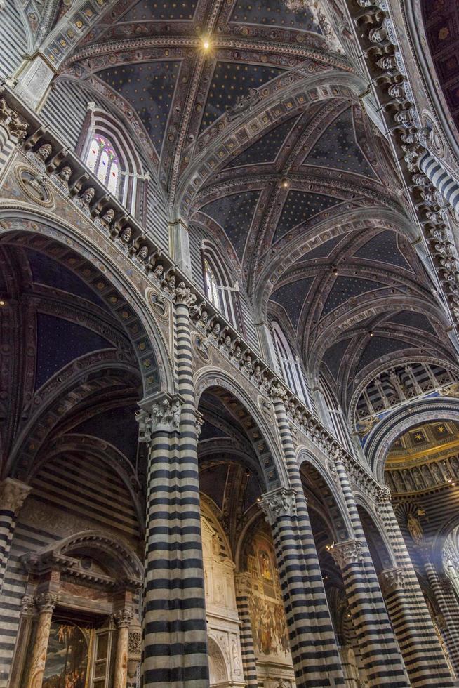 siena, Italien, 21 september 2016 - detalj från katedralen i siena i Italien. siena katedralen är en medeltida kyrka i Italien, tillägnad från dess tidigaste dagar som en romersk-katolsk mariankyrka. foto