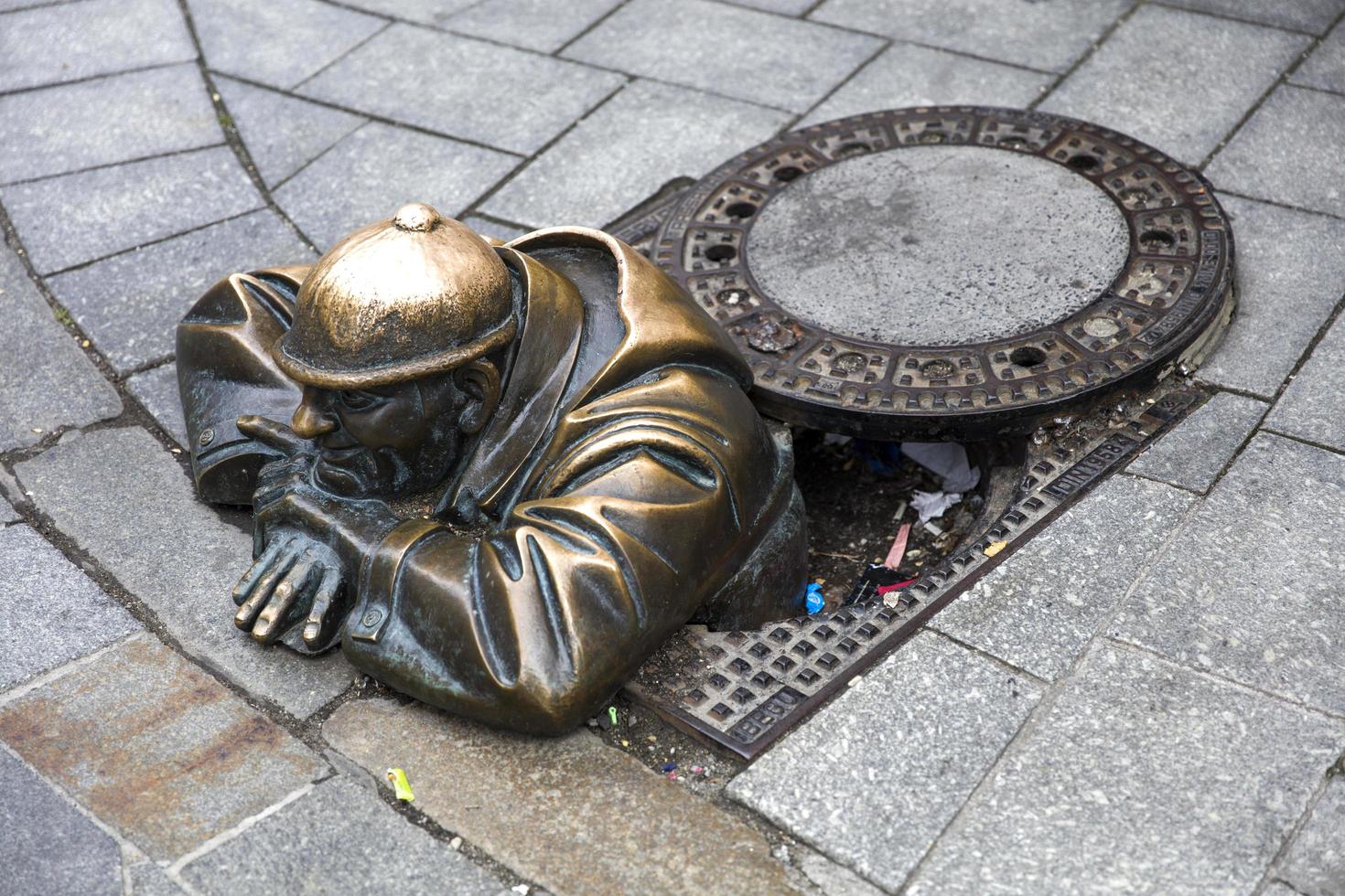 bratislava, slovakien, 16 juni 2017 - statyman på jobbet i bratislava, slovakien. denna bronsstaty av avloppsarbetare skapades 1997 av viktor hulik. foto