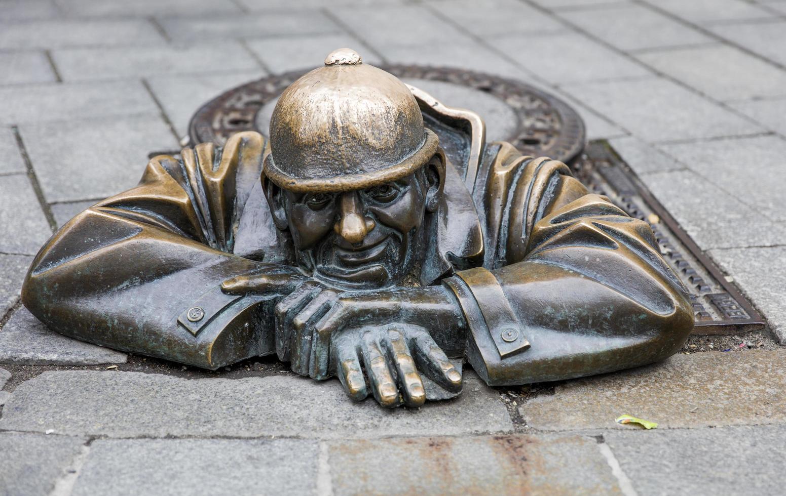 bratislava, slovakien, 16 juni 2017 - statyman på jobbet i bratislava, slovakien. denna bronsstaty av avloppsarbetare skapades 1997 av viktor hulik. foto