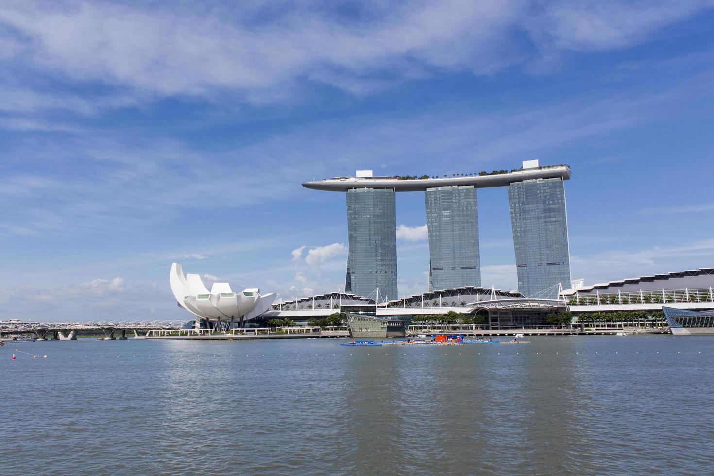 singapore, 6 augusti 2014 - utsikt på marina bay sands hotel i singapore. det är världens näst dyraste byggnad, på 5,5 miljarder usd. foto