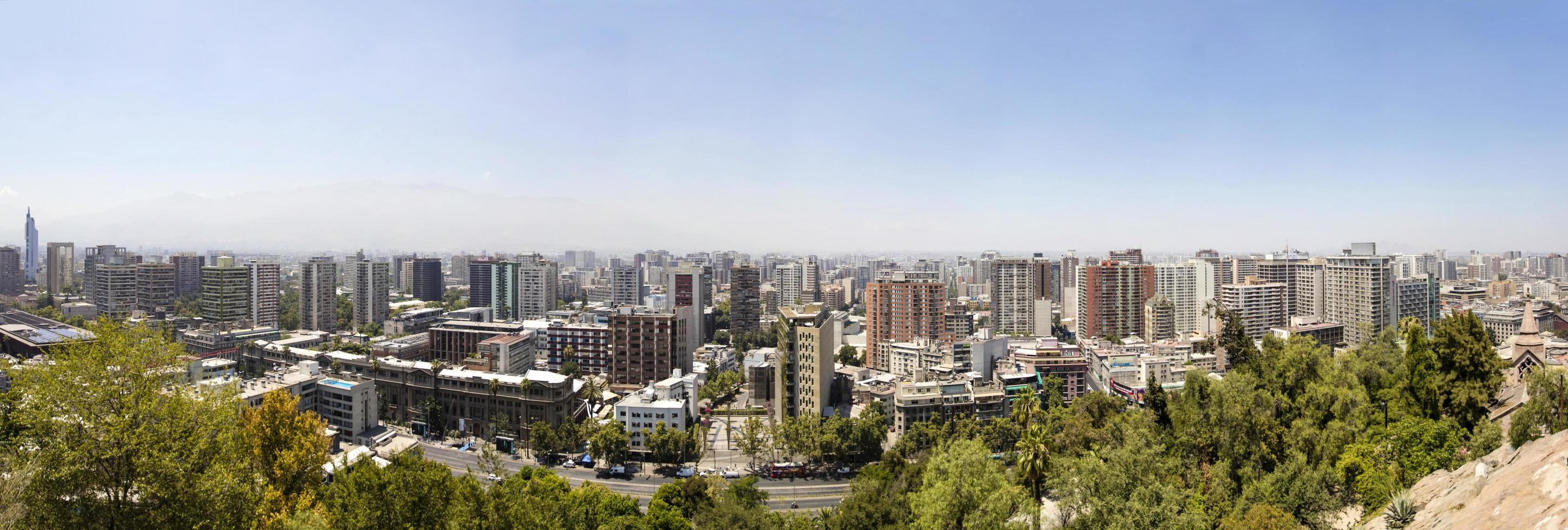 santiago, chile, 17 januari 2018 - panoramautsikt över santiago, chile. med mer än 5,5 miljoner invånare är santiago den 6:e mest folkrika latinamerikanska staden. foto