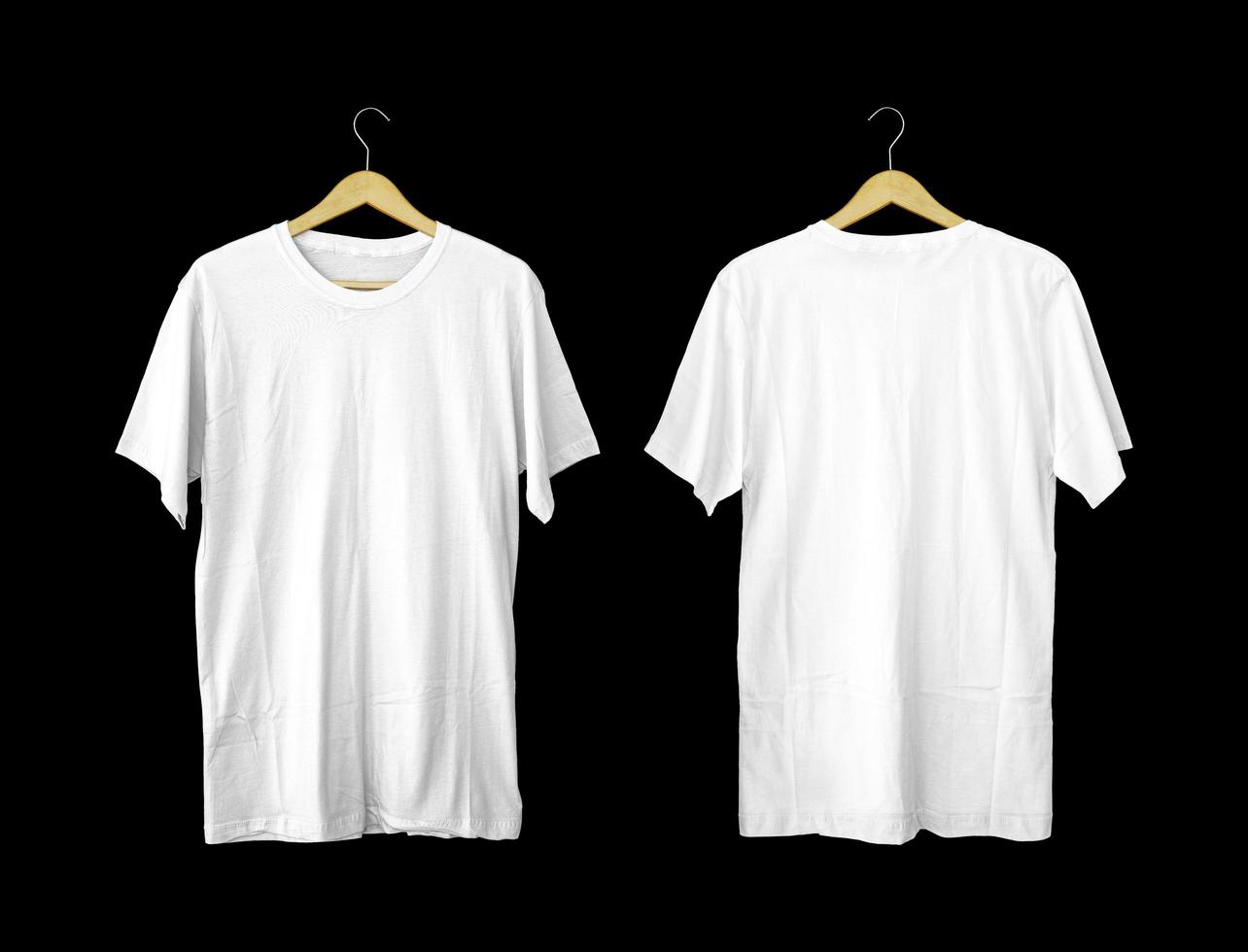 kortärmade vita t-shirts för mockups. vanlig t-shirt med svart bakgrund för förhandsgranskning av design. t-shirt på galge för visning. foto