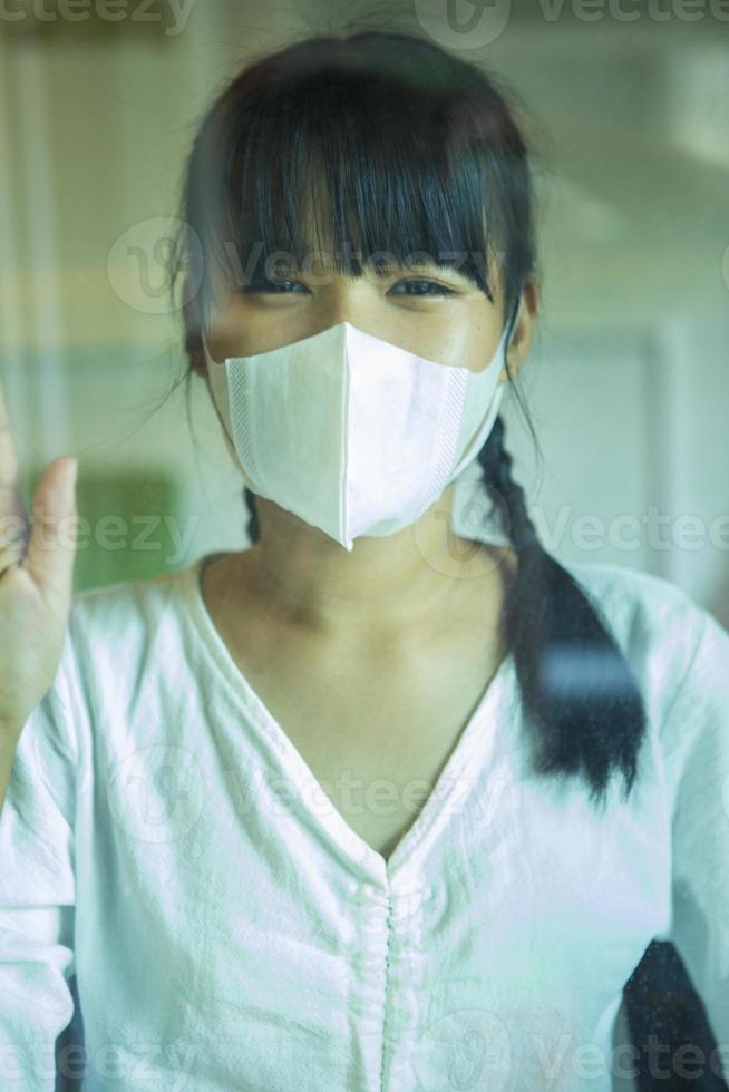 asiatisk tonåring som bär skyddsmask foto